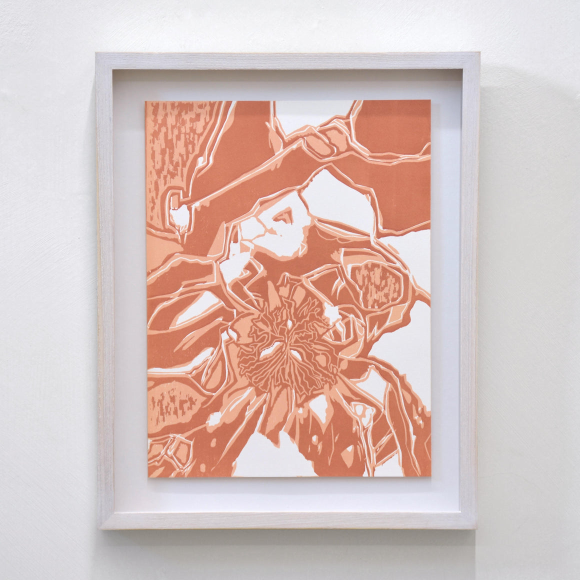 Sous l’effet du vent côtier II, par Marie-Claude Drolet. Estampe par gravure en réduction sur papier BFK Rives blanc. Composition orange d’un lichen sur un rocher.