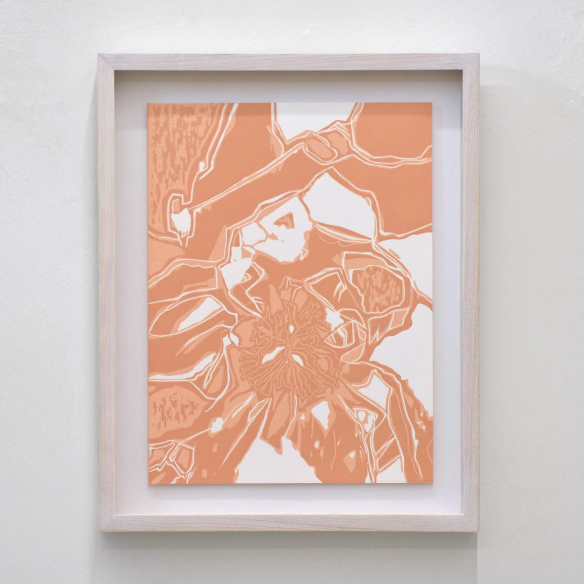 Sous l’effet du vent côtier I, par Marie-Claude Drolet. Estampe par gravure en réduction sur papier BFK Rives blanc. Composition orange d’un lichen sur un rocher.