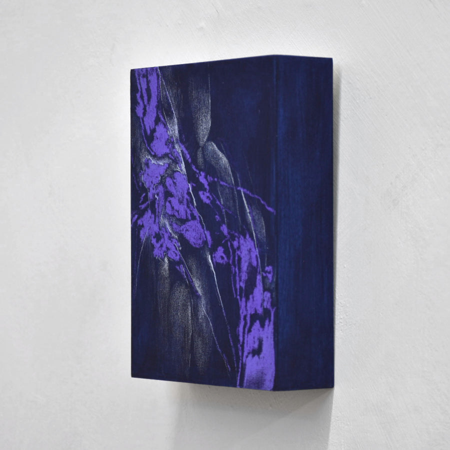 Sous la musique est un petit format abstrait de Laurence Belzile réalisé aux crayons de couleur et pastel sur bois. Violet, mauve et bleu foncé.