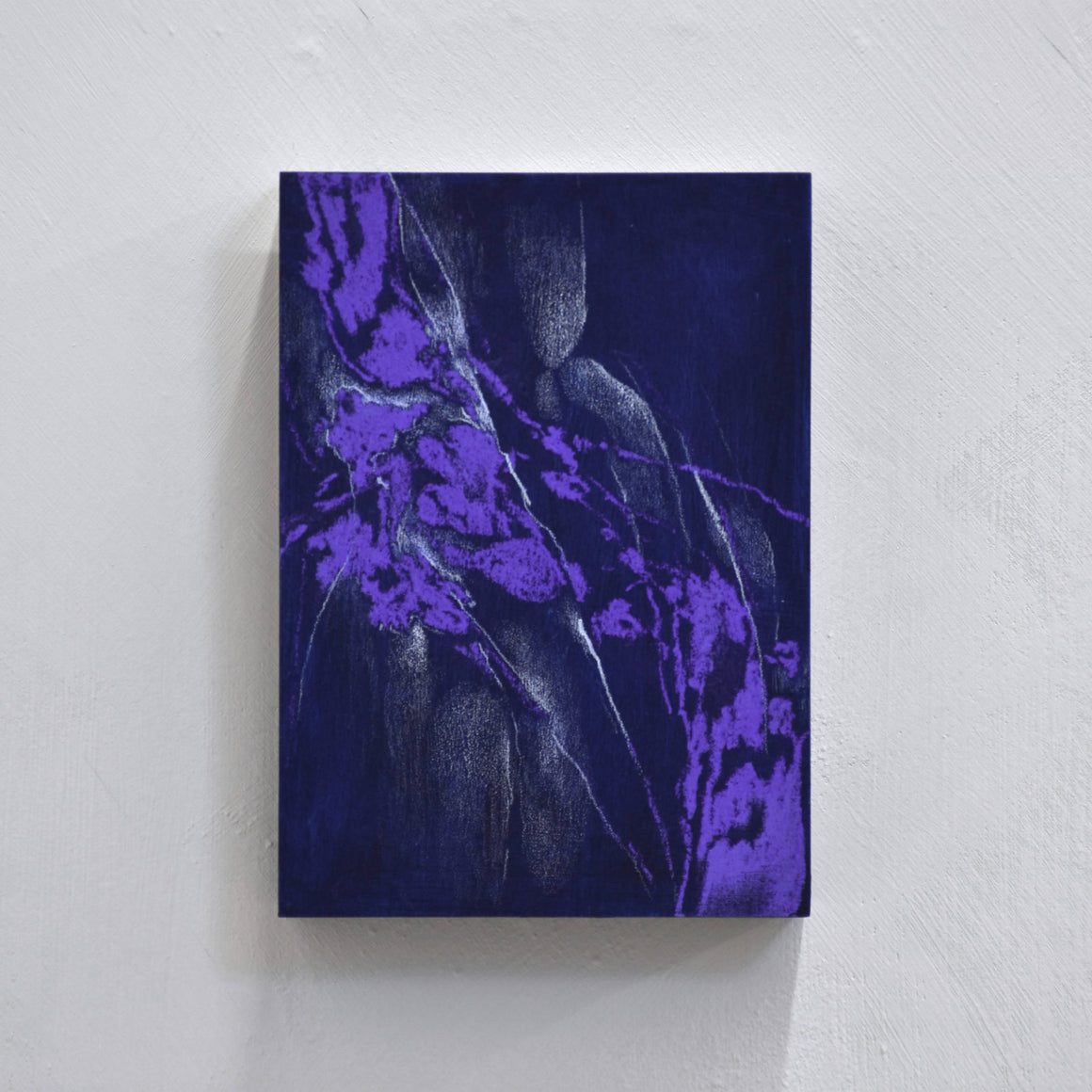 Sous la musique est un petit format abstrait de Laurence Belzile réalisé aux crayons de couleur et pastel sur bois. Violet, mauve et bleu foncé.