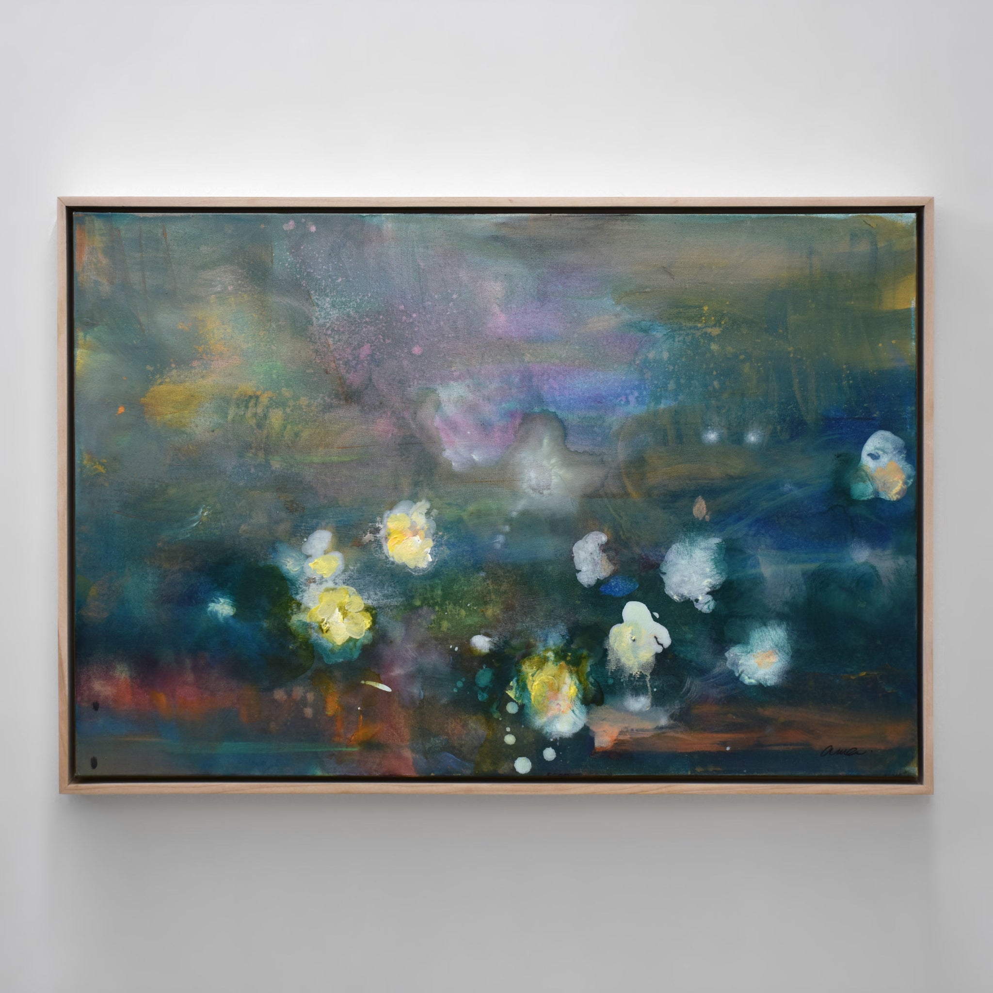 Des fleurs jaunes et blanches sur un fond turquoise abstrait. Une composition de l’artiste peintre Amélie Grooscors.