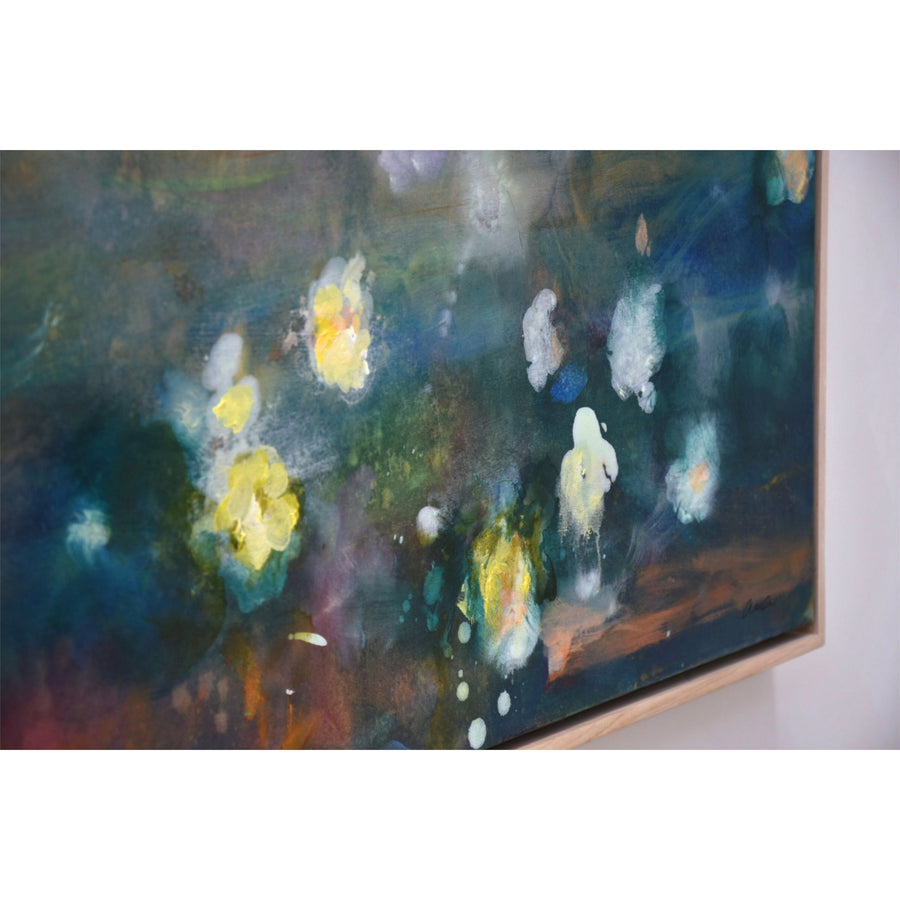 Des fleurs jaunes et blanches sur un fond turquoise abstrait. Une composition de l’artiste peintre Amélie Grooscors.