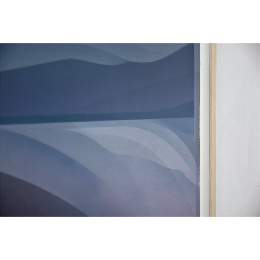 Succomber à l’envier, par Jason Cantoro. Acrylique sur papier coton Somerset, 24” x 47” avec cadre en érable. Composition bleu avec horizon de montagnes sur le fleuve Sainte-Laurent.