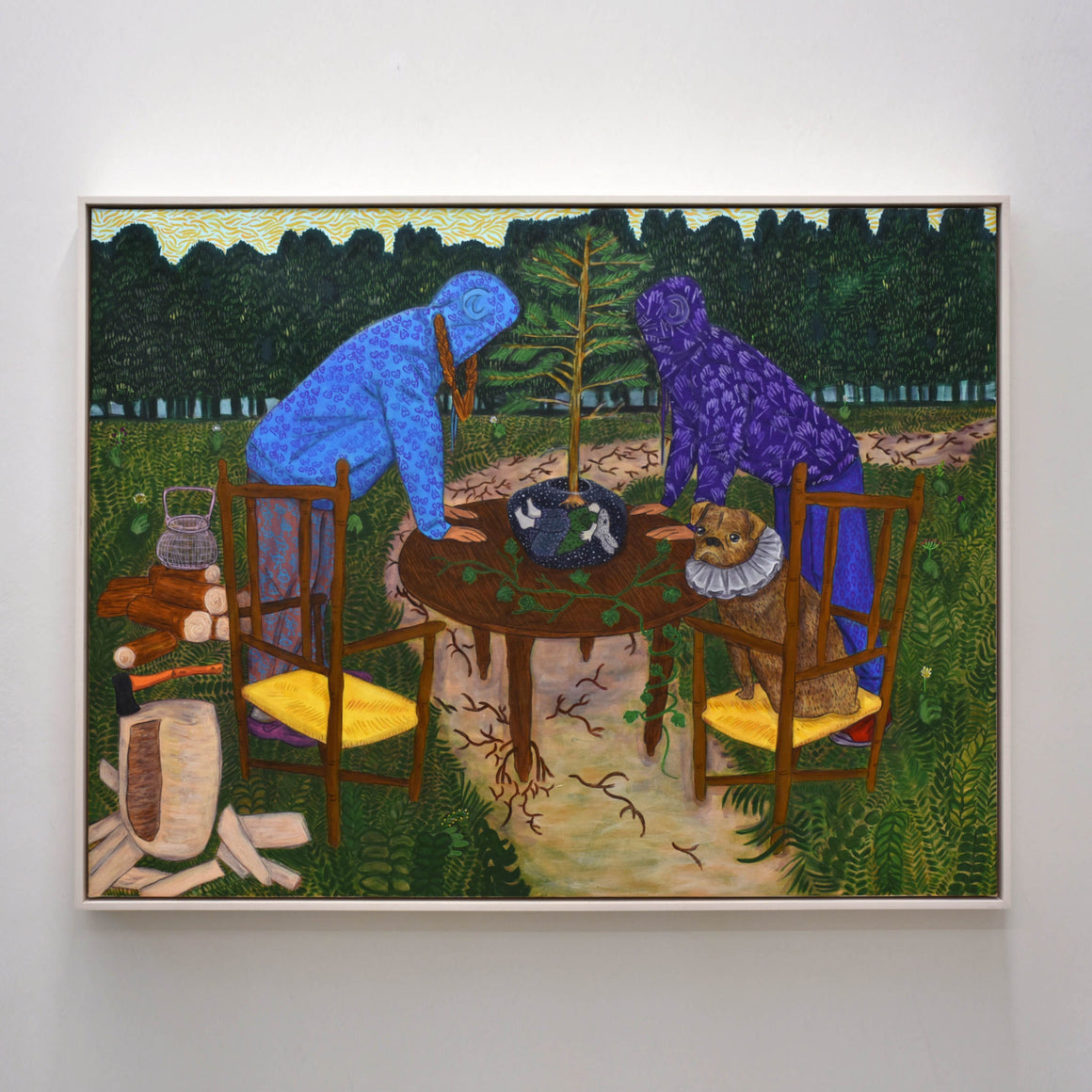 Oeuvre unique de Fanny Mesnard. Deux personnages observent les racines d’un arbre habitées par un lièvre, sur une table.