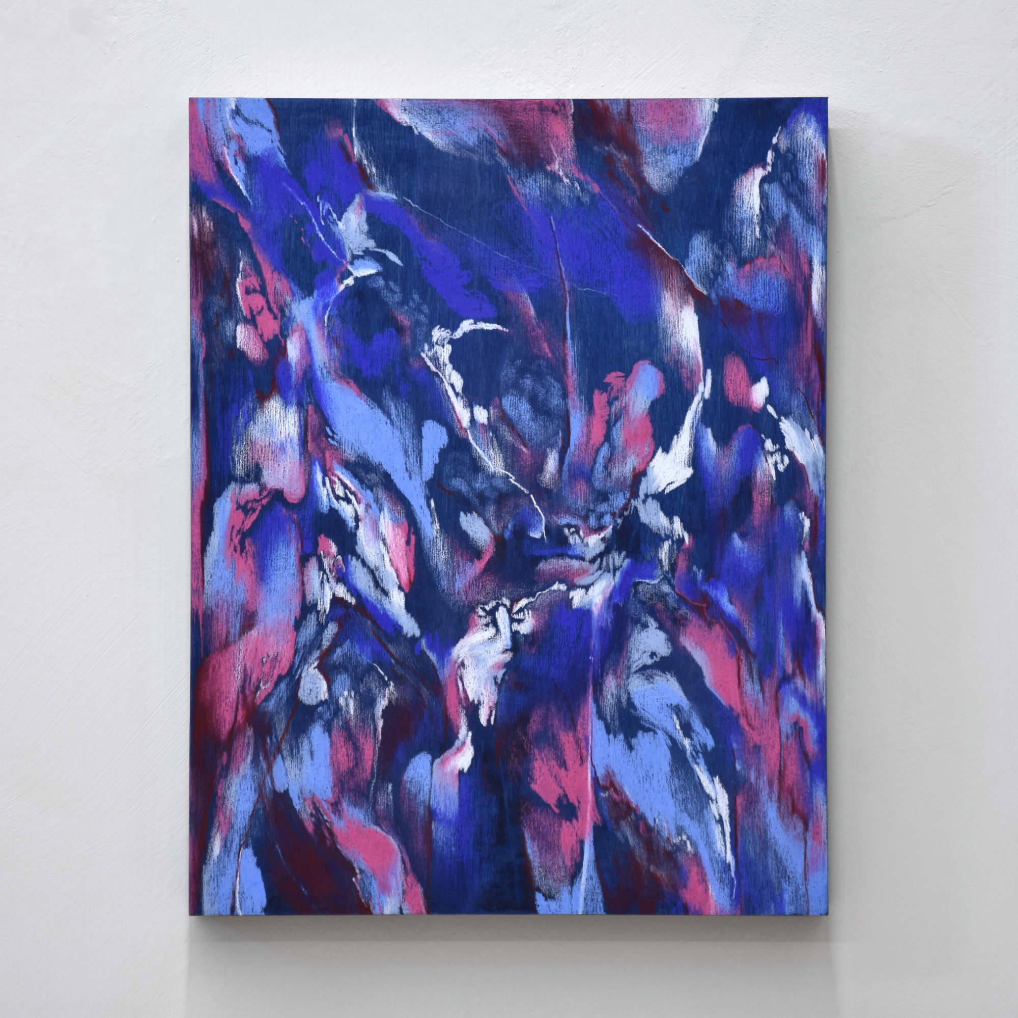 Suspendre les motifs de Laurence Belzile. Abstraction rose et bleu réalisée aux crayons de couleur sur panneau de bois. Petit format vertical.