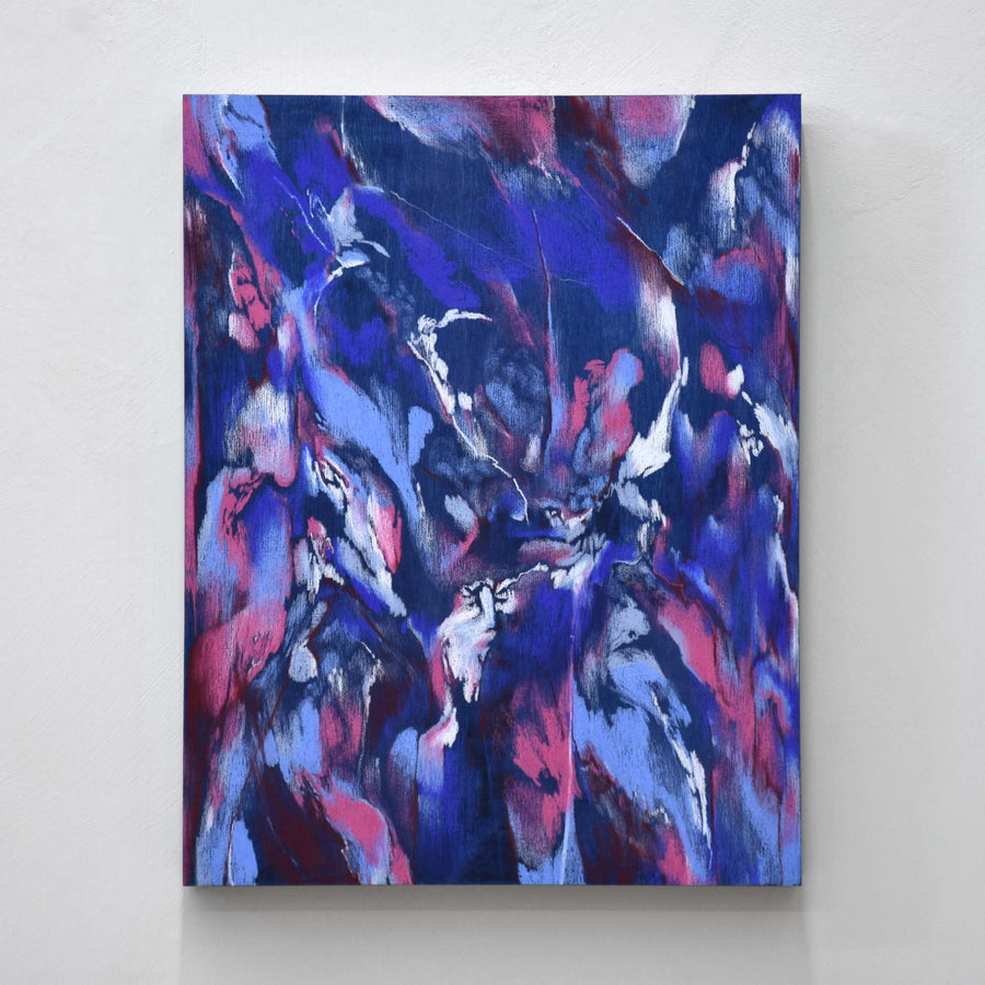 Suspendre les motifs de Laurence Belzile. Abstraction rose et bleu réalisée aux crayons de couleur sur panneau de bois. Petit format vertical.