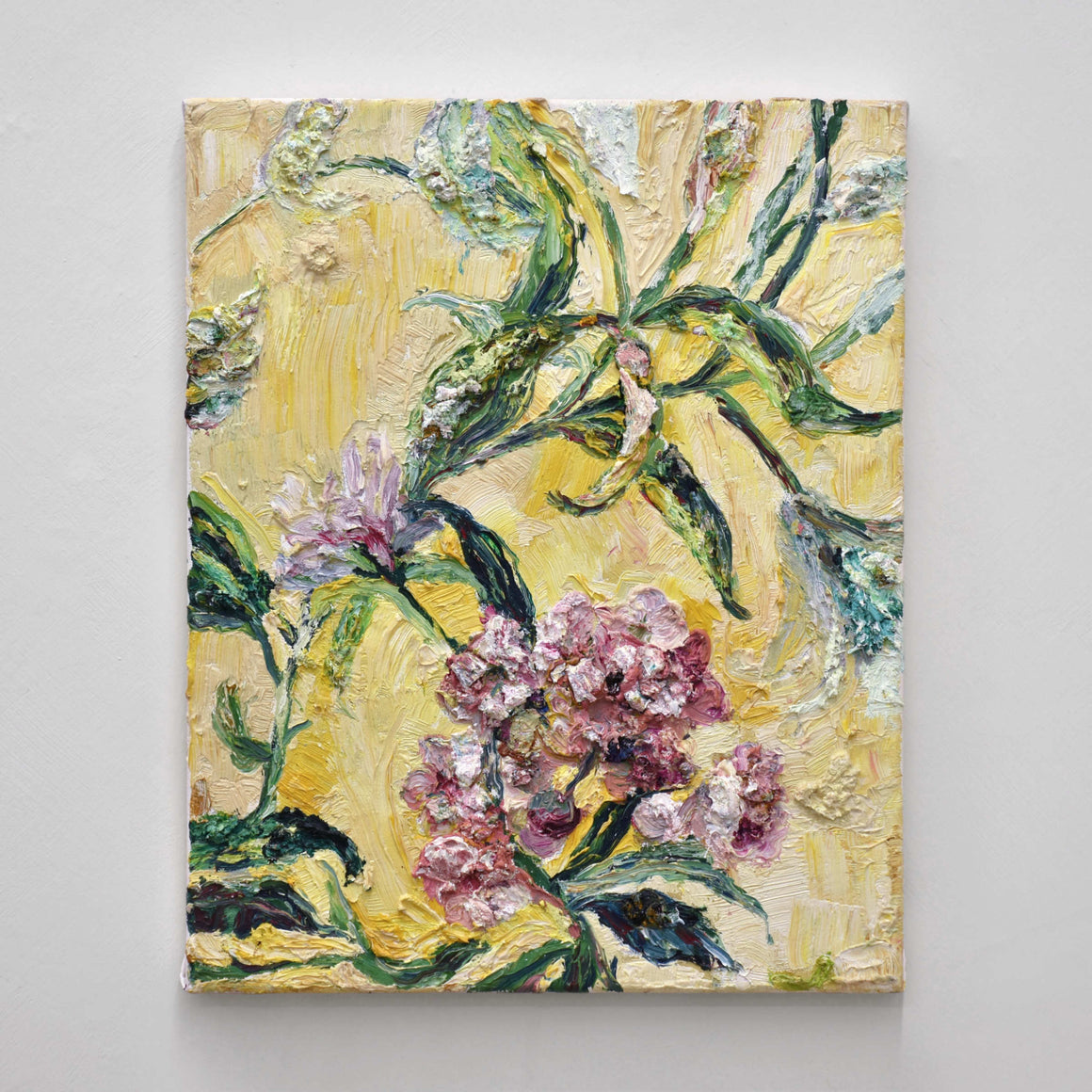Peinture à l’huile sur toile d’Andréanne Le. Hudon. Étude d’une composition botanique faite de fleurs roses sur fond jaune.