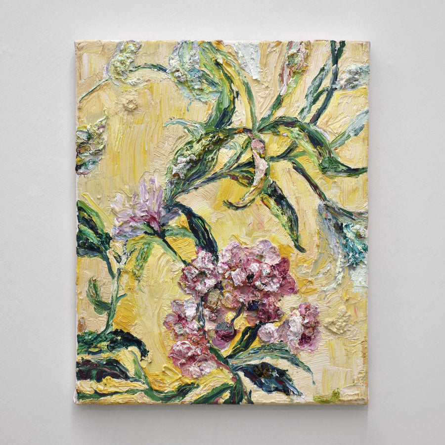 Peinture à l’huile sur toile d’Andréanne Le. Hudon. Étude d’une composition botanique faite de fleurs roses sur fond jaune.