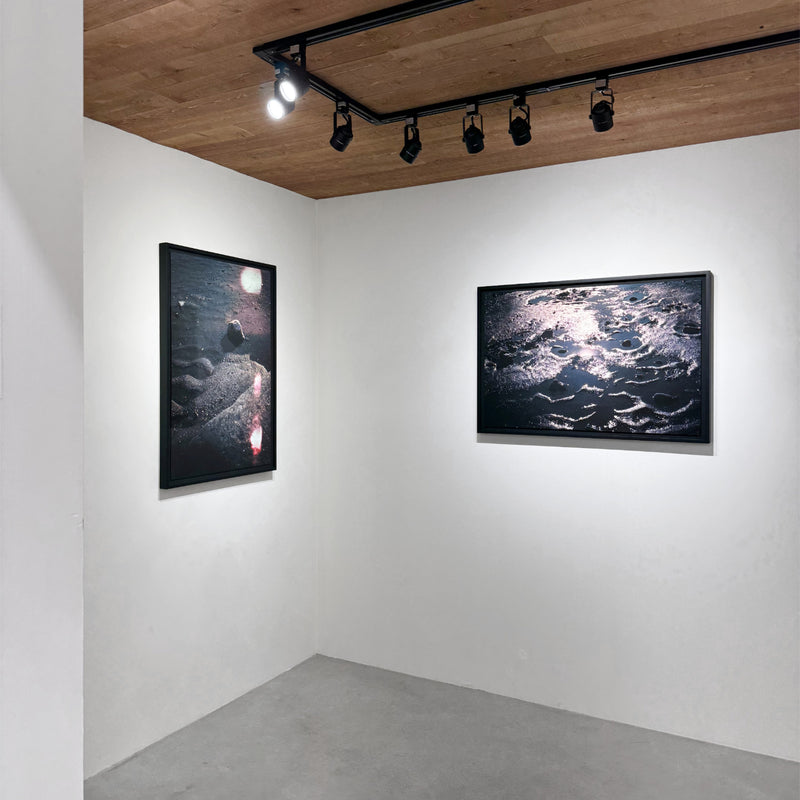 L’exposition collective « Topographies sensibles et ondes lumineuses » réunissait le travail de Julie Bellavance, Marie-Claude Drolet, Alphiya Joncas et Éva-Maude TC et était présentée à la galerie Champagne et Paradis, à Kamouraska. Mise en lumière de photographie sur pellicule 35 mm, de tirages lithographiques, de cyanotypes rehaussés aux crayons de couleur et de gravures sur bois de tilleul.