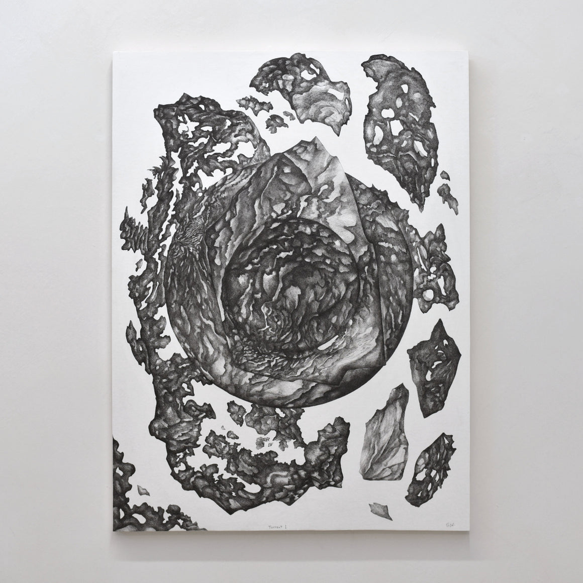 Dessin à l’encre noire surréaliste par Elisabeth Gravel. Une forme sphérique ou circulaire apparait dans les rochers en suspension.