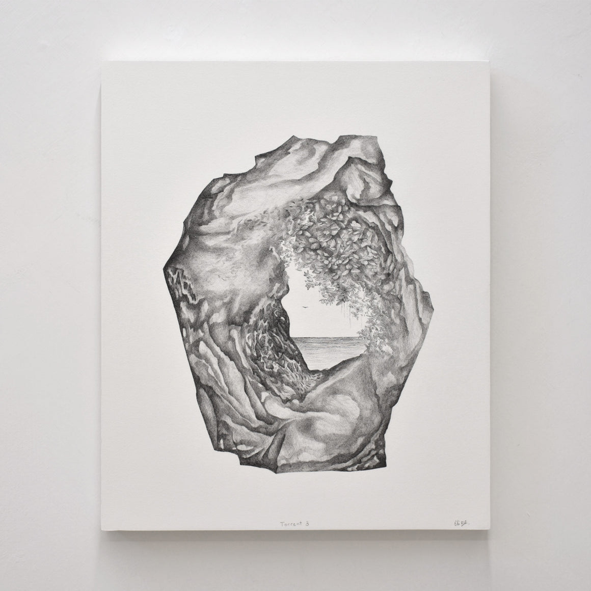 Dessin à l’encre noire sur papier marouflé sur bois par Elisabeth Gravel. Un rocher percé offrant une vue sur la mer.