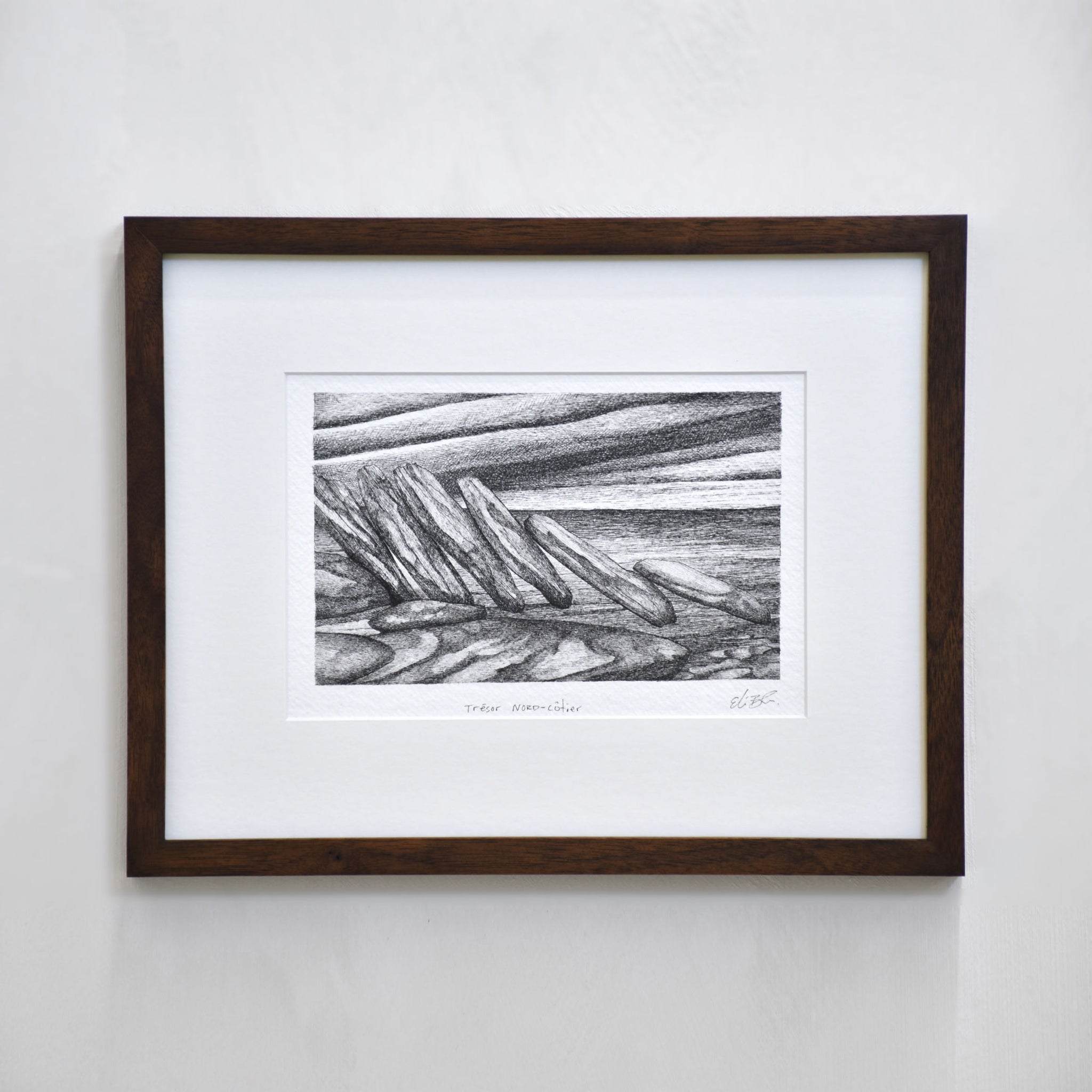 Trésor nord-côtier, par Elisabeth Gravel. Dessin à l’encre noire sur papier Arches. Composition d’un empilement de rochers sur le bord du fleuve.
