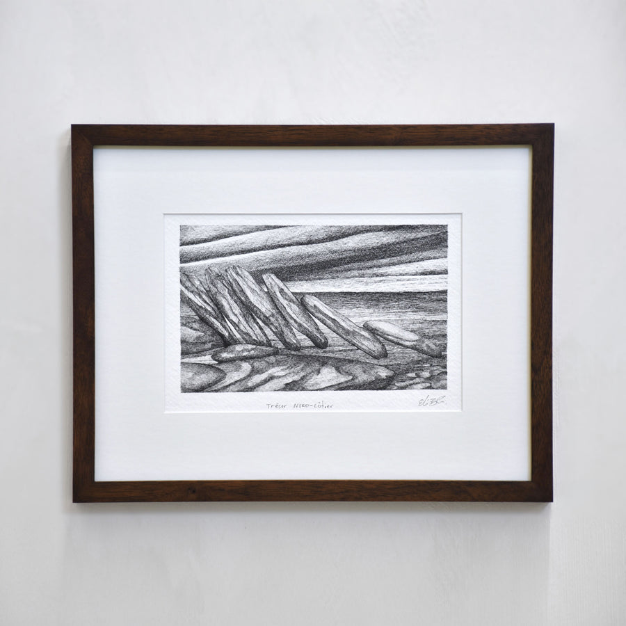 Trésor nord-côtier, par Elisabeth Gravel. Dessin à l’encre noire sur papier Arches. Composition d’un empilement de rochers sur le bord du fleuve.