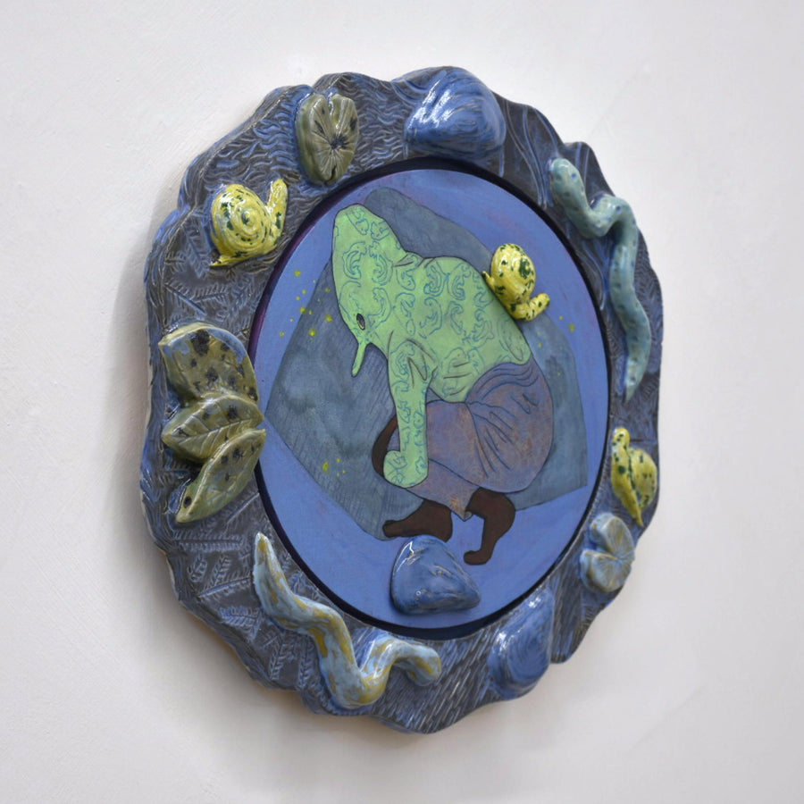 Oeuvre unique de Fanny Mesnard. Acrylique sur toile et encadrement en céramique. Un personnage déguisé est entouré par une faune de sous-bois.