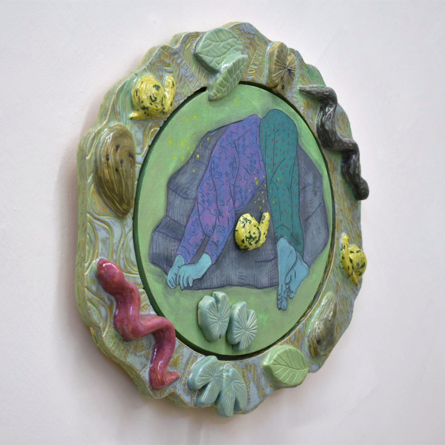 Oeuvre unique de Fanny Mesnard. Acrylique sur toile et encadrement en céramique. Un personnage déguisé est entouré par une faune aquatique.