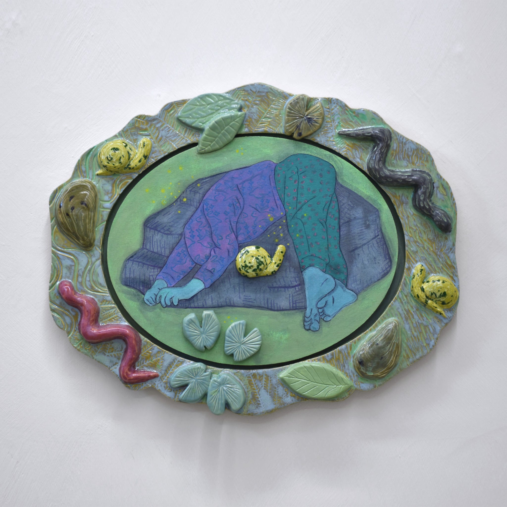 Oeuvre unique de Fanny Mesnard. Acrylique sur toile et encadrement en céramique. Un personnage déguisé est entouré par une faune aquatique.