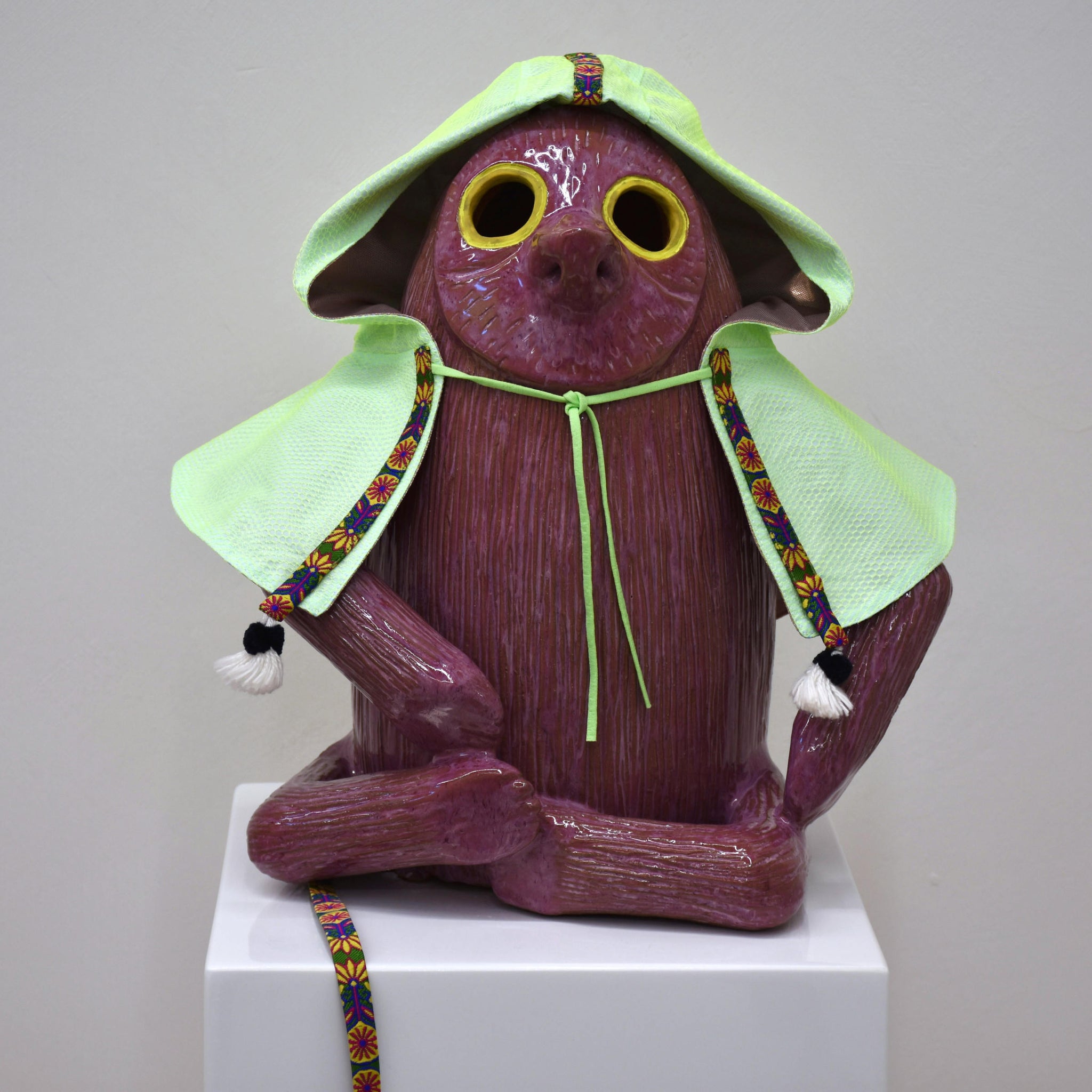 Ce Trollbinde rose est une sculpture réalisée en céramique par Fanny Mesnard. Le costume a été conçusur mesure et est réversible.