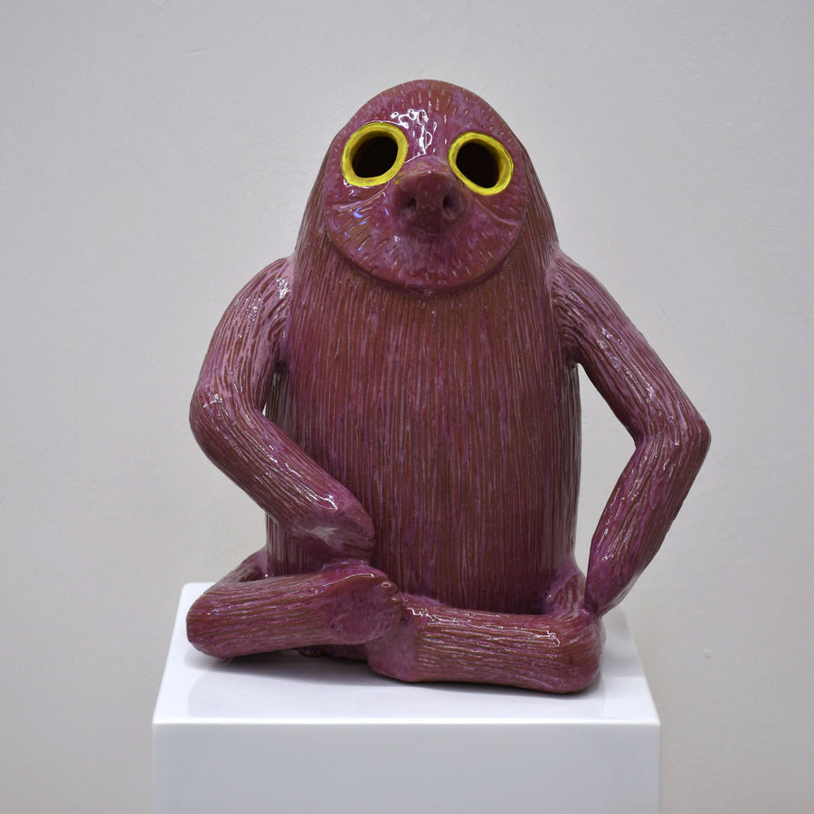 Ce Trollbinde rose est une sculpture réalisée en céramique par Fanny Mesnard. Le costume a été conçusur mesure et est réversible.