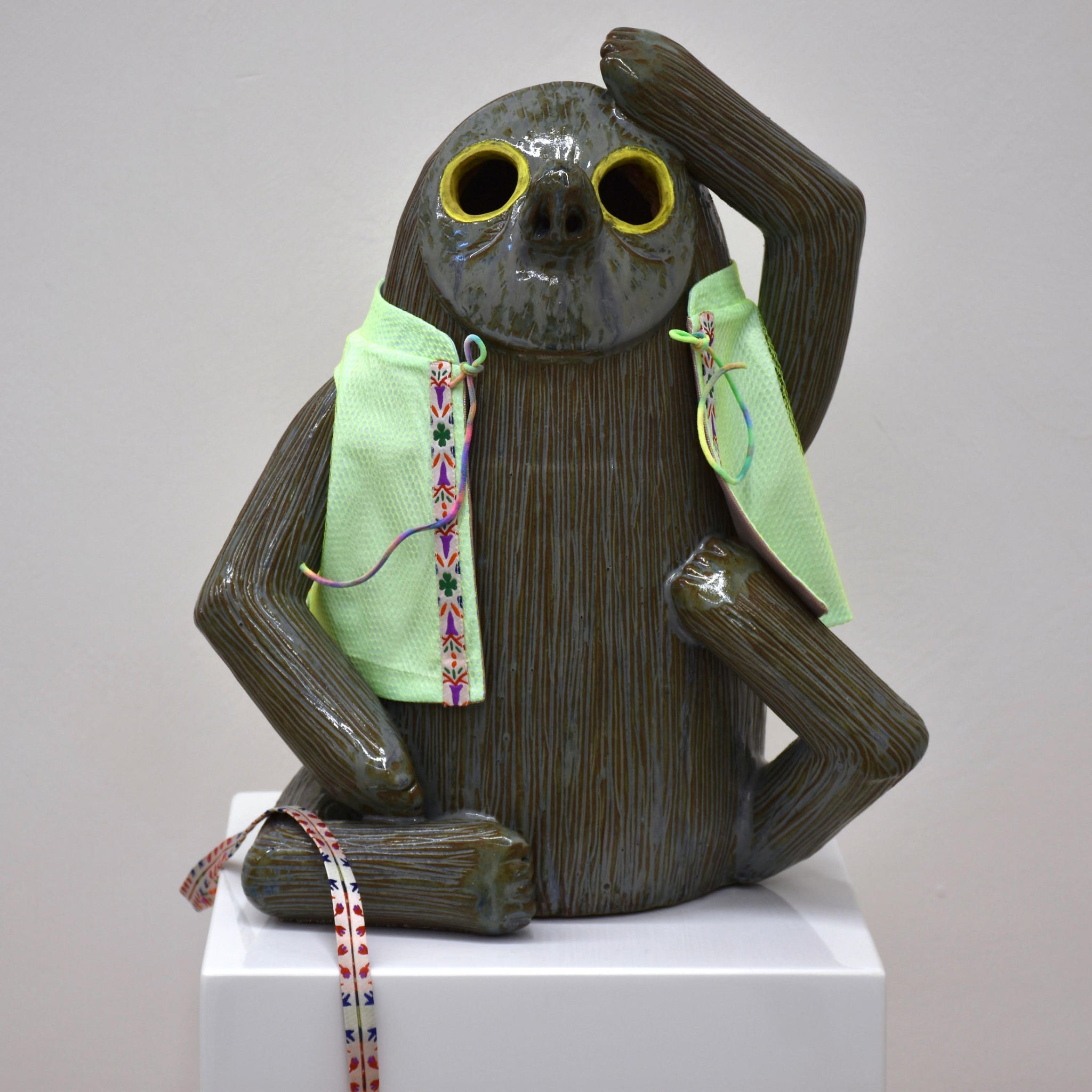 Ce Trollbinde est une sculpture réalisée en céramique par Fanny Mesnard. Le costume a été conçusur mesure et est réversible.