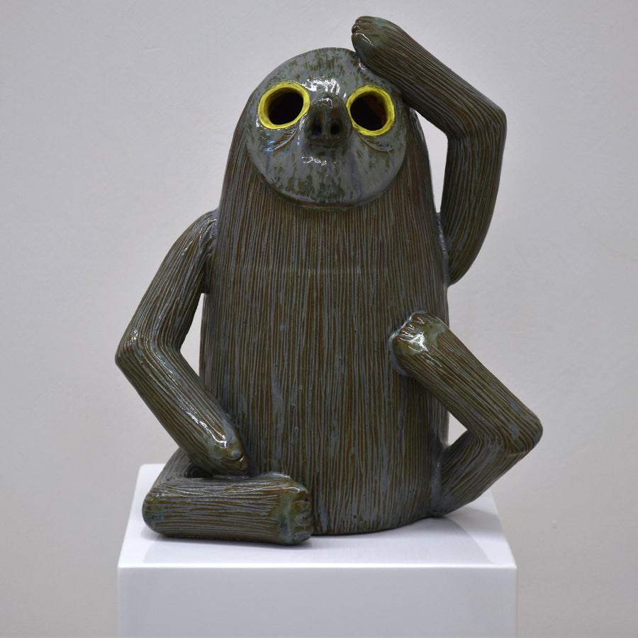 Ce Trollbinde est une sculpture réalisée en céramique par Fanny Mesnard. Le costume a été conçusur mesure et est réversible.