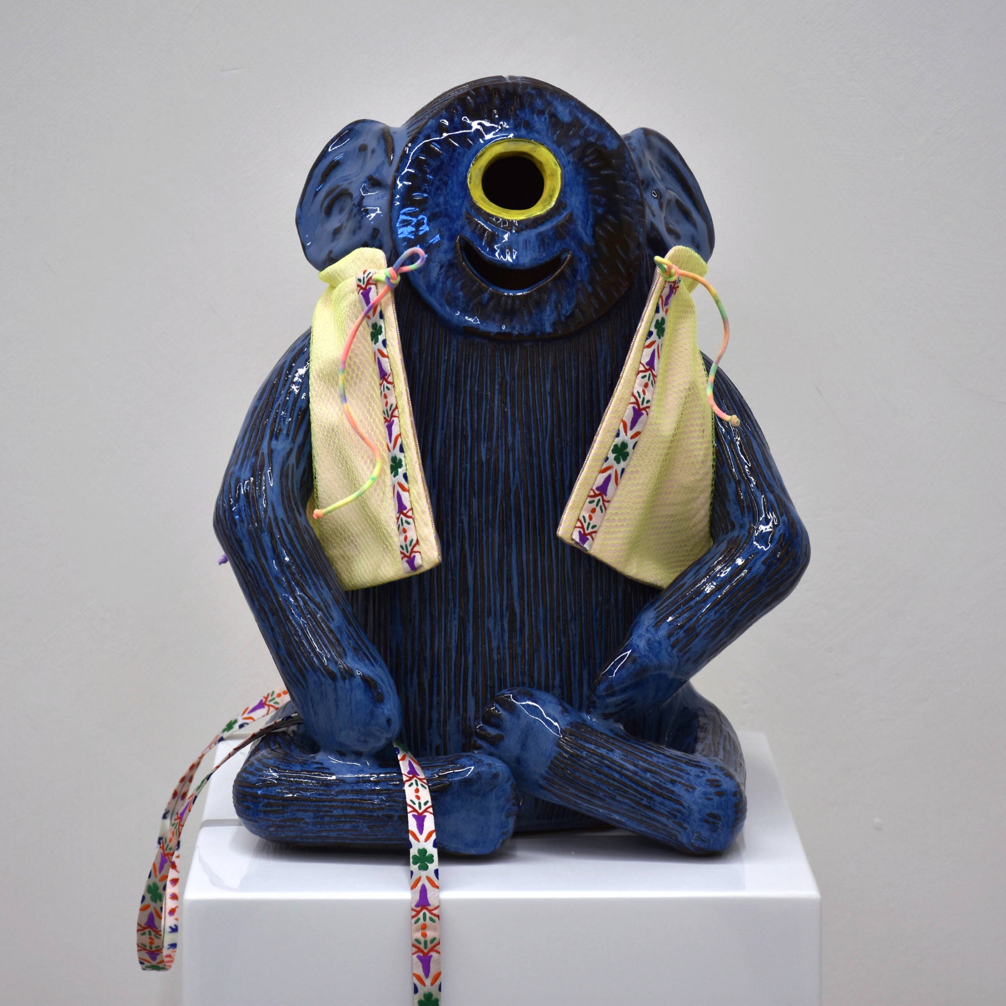 Ce Trollbinde bleu est une sculpture réalisée en céramique par Fanny Mesnard. Le costume a été conçusur mesure et est réversible.