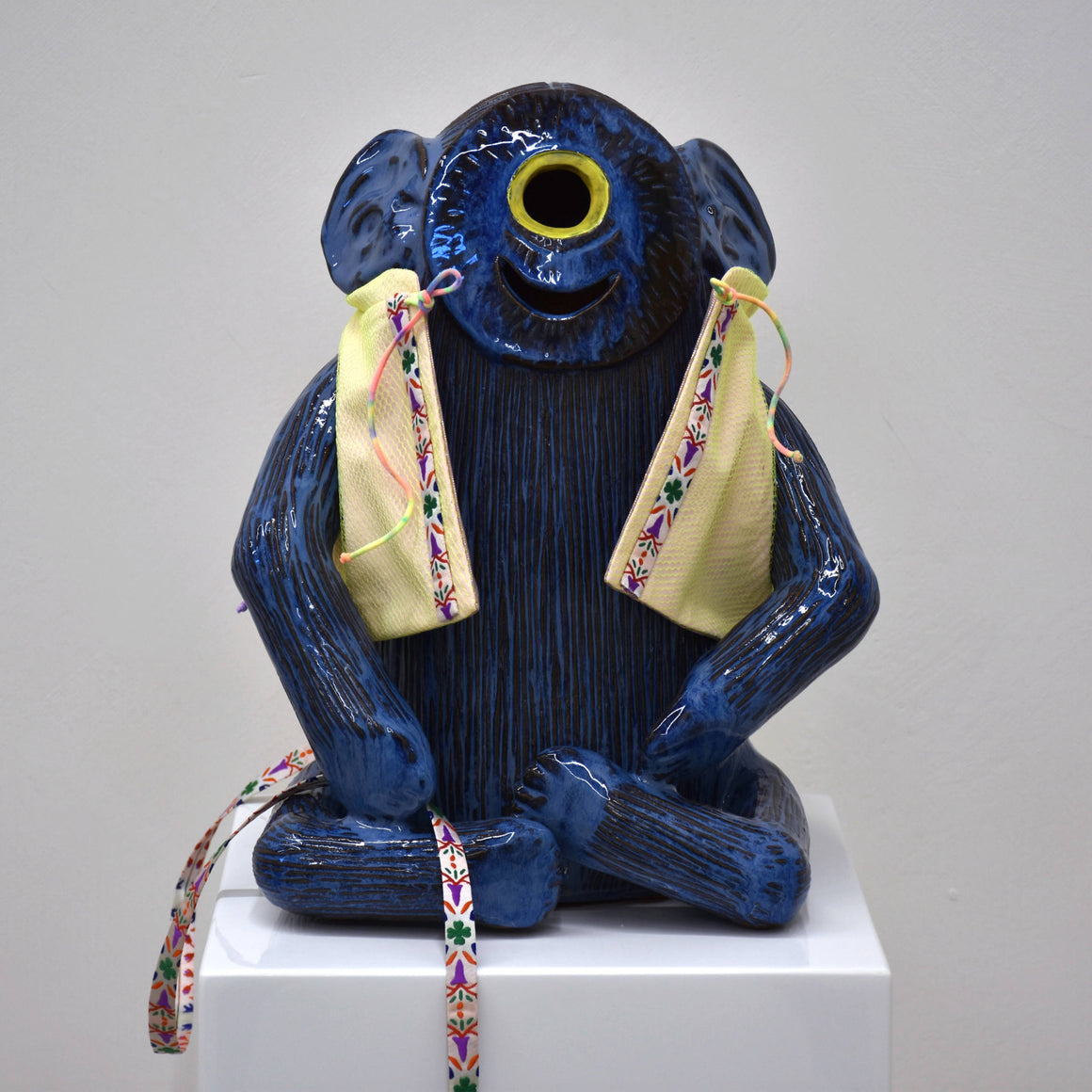 Ce Trollbinde bleu est une sculpture réalisée en céramique par Fanny Mesnard. Le costume a été conçusur mesure et est réversible.