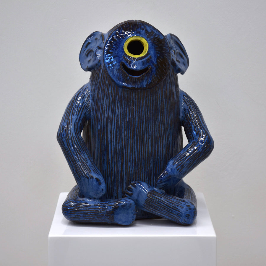 Ce Trollbinde bleu est une sculpture réalisée en céramique par Fanny Mesnard. Le costume a été conçusur mesure et est réversible.