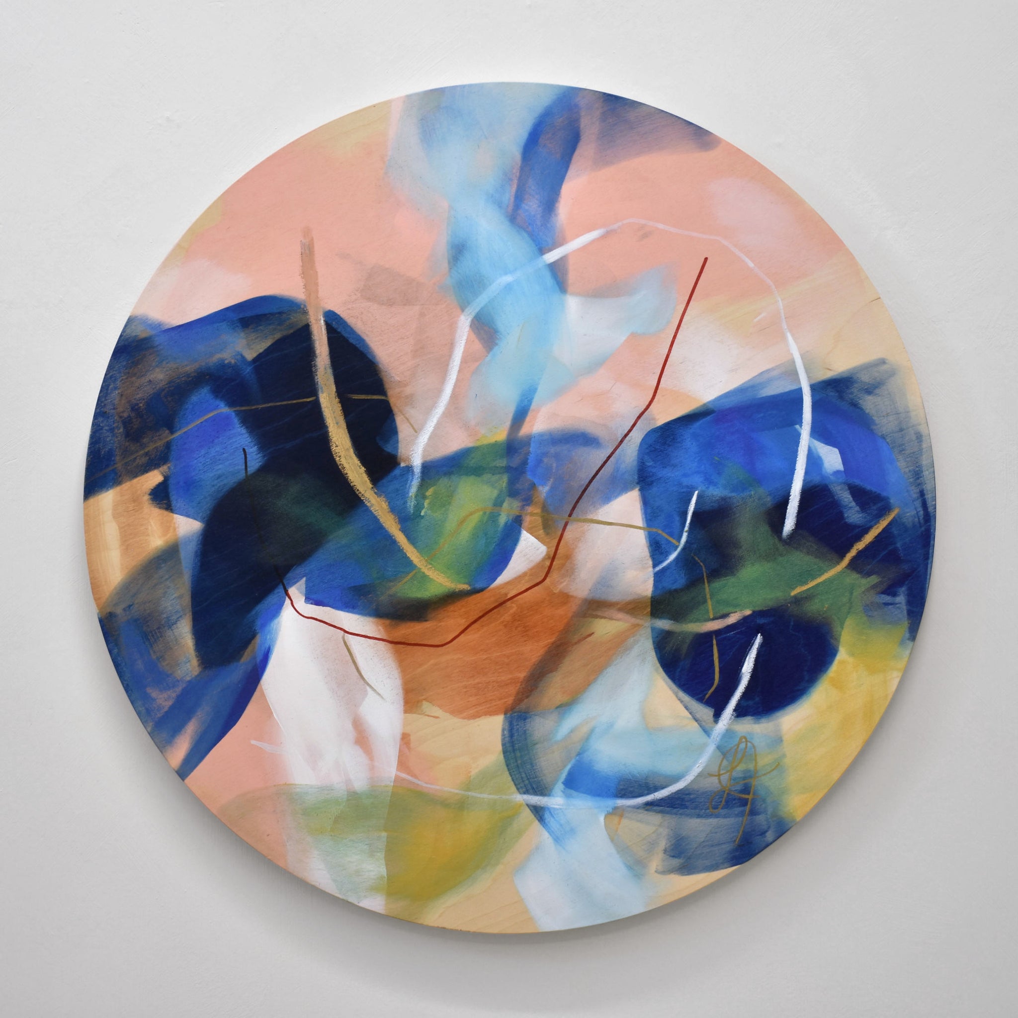 Ce tableau circulaire, signé Lysa Jordan, est à voir chez Champagne & Paradis. Acrylique et pastel gras sur bois (tondo), 30” de diamètre. Composition abstraite et féminine.