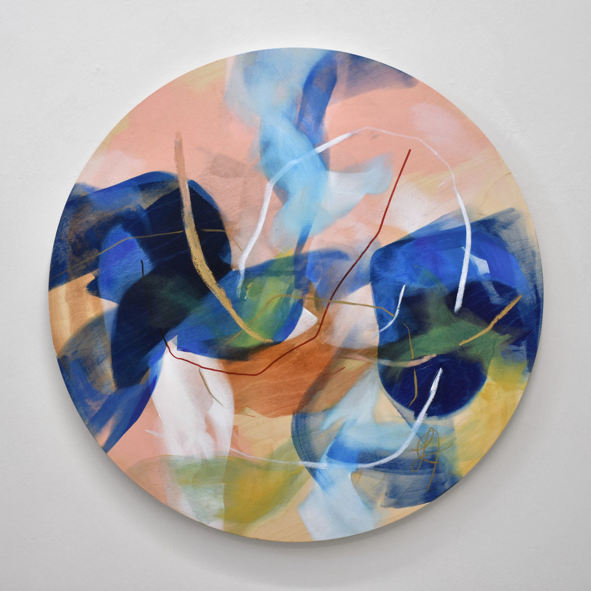 Ce tableau circulaire, signé Lysa Jordan, est à voir chez Champagne & Paradis. Acrylique et pastel gras sur bois (tondo), 30” de diamètre. Composition abstraite et féminine.