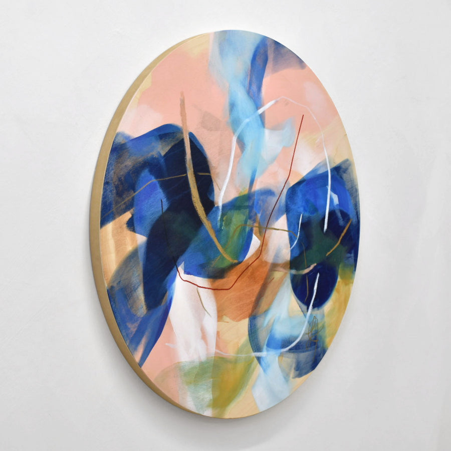 Ce tableau circulaire, signé Lysa Jordan, est à voir chez Champagne & Paradis. Acrylique et pastel gras sur bois (tondo), 30” de diamètre. Composition abstraite et féminine.