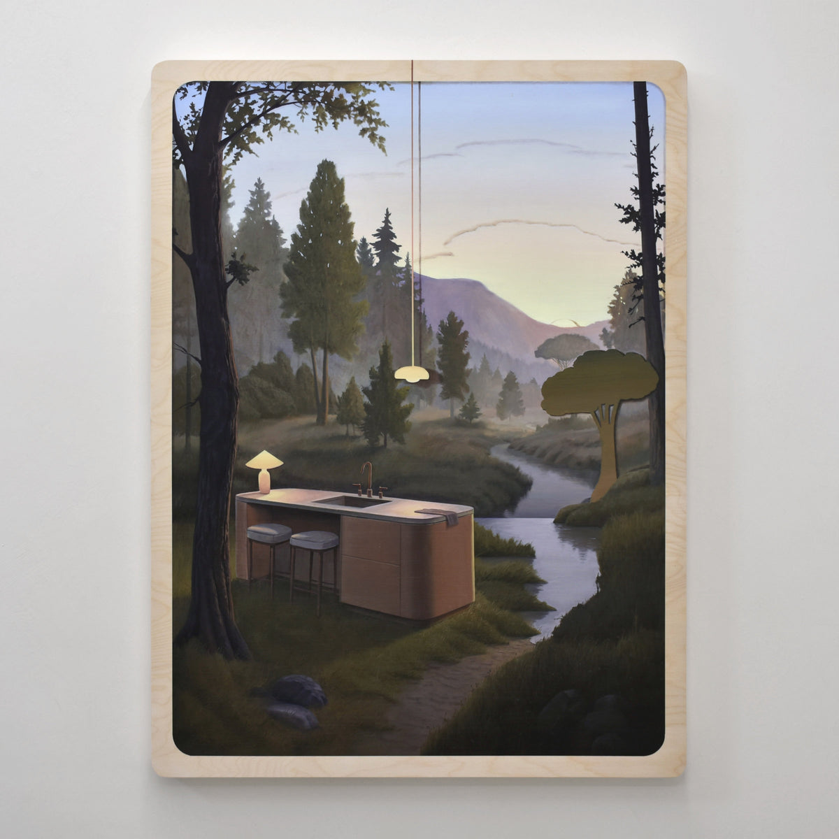 Grand format de l’artiste visuel Charles Paradis réalisé à l’huile sur bois. Décor surréaliste et verdoyant avec un ilot de cuisine posé au bord d’une rivière.
