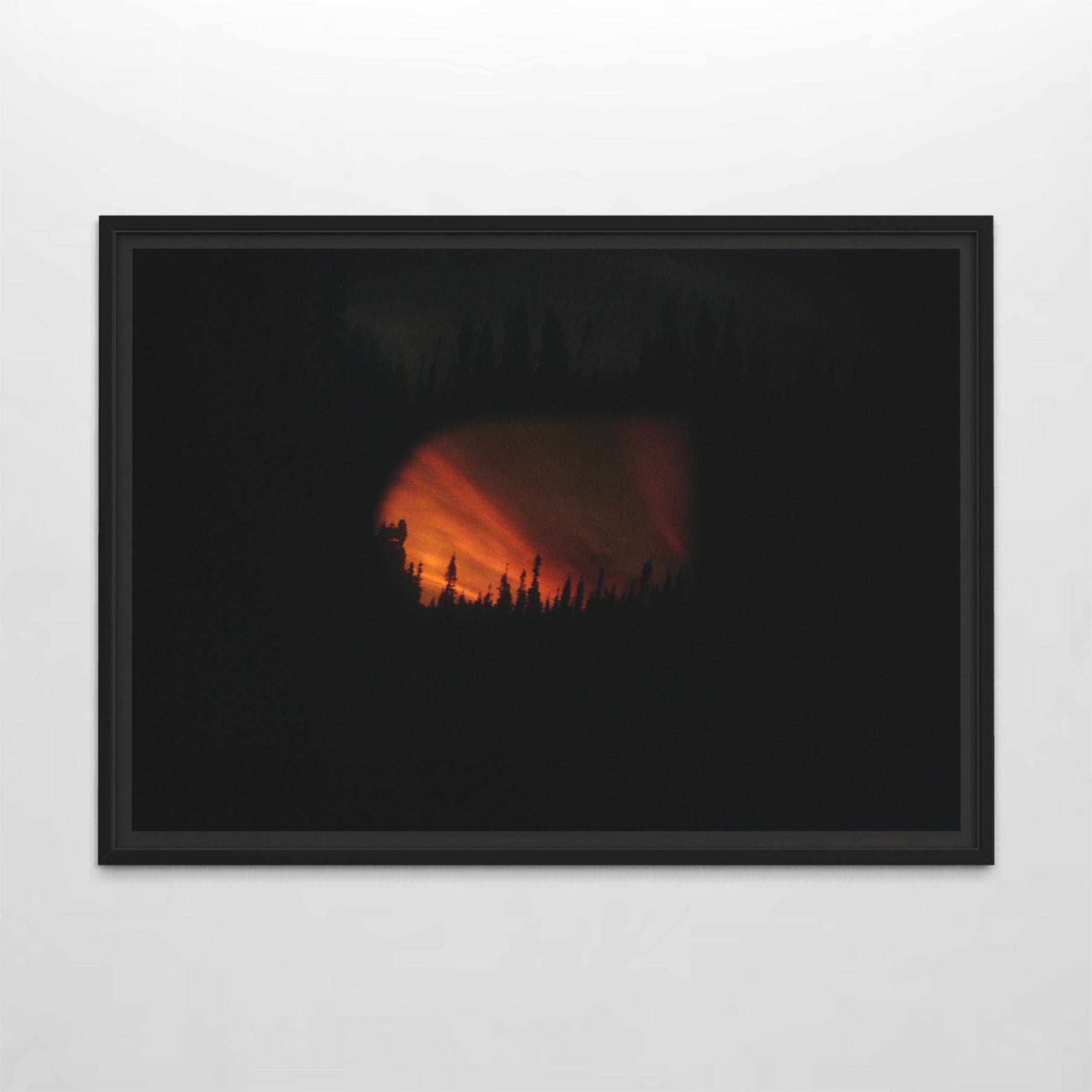 Un reflet, la nuit, par Éva-Maude TC. Photographie contemporaine de paysage sur pellicule 35 mm. Reflet d’un coucher de soleil dans un rétroviseur.