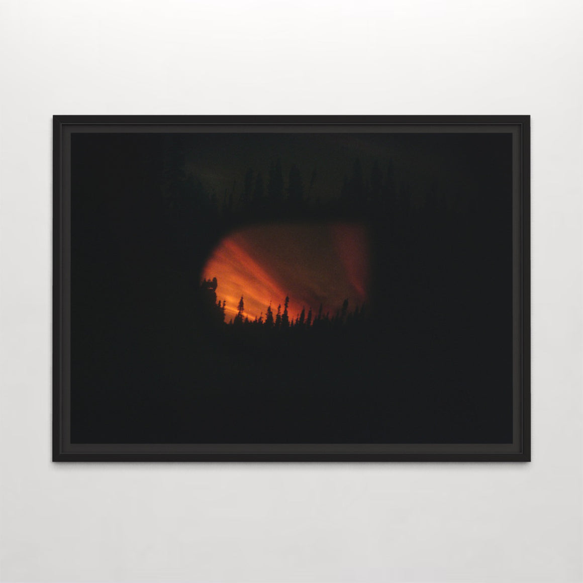 Un reflet, la nuit, par Éva-Maude TC. Photographie contemporaine de paysage sur pellicule 35 mm. Reflet d’un coucher de soleil dans un rétroviseur.