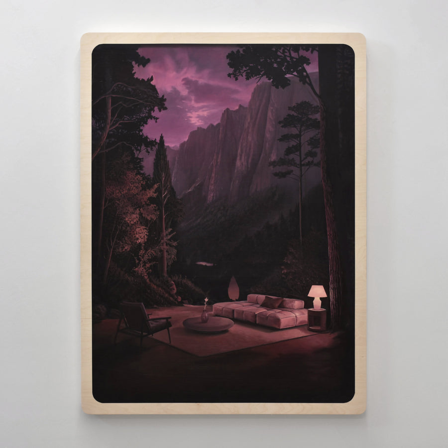 Grand format surréaliste de Charles Paradis réalisé à l’huile sur bois. Une falaise sous un ciel rose avec, à ses pieds, un salon à ciel ouvert en pleine forêt.