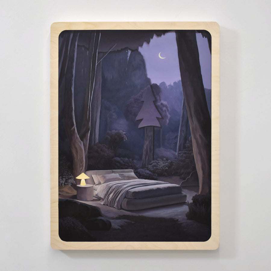 Une chambre à ciel ouvert en plein coeur d’une forêt est éclairée par la lune et une lampe de chevet. Tableau surréaliste de Charles Paradis.