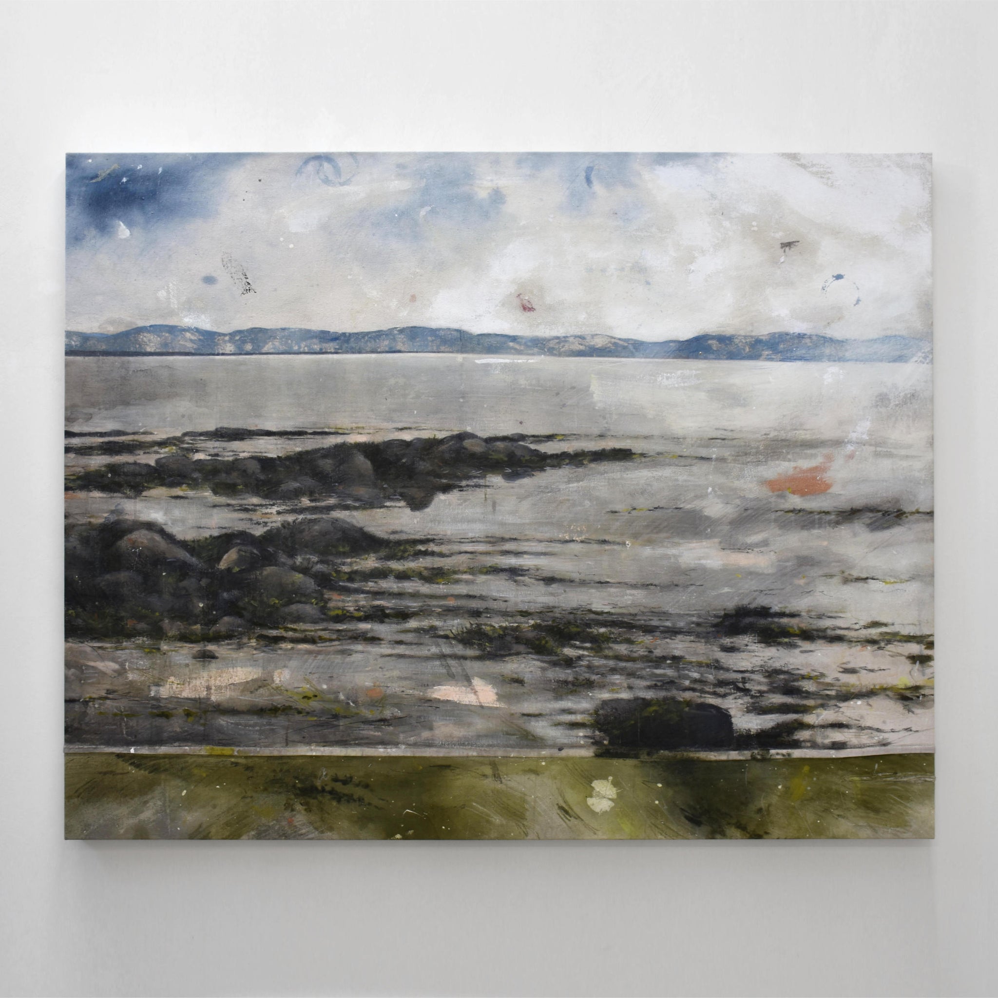 Grand tableau de Chloé Giroux-Bertrand, rivage du fleuve Saint-Laurent, rochers à marée basse.