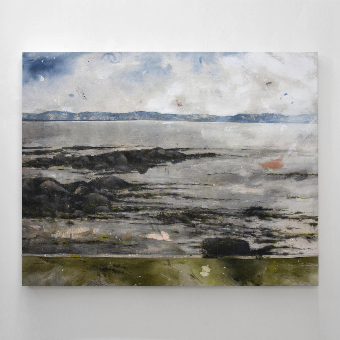 Grand tableau de Chloé Giroux-Bertrand, rivage du fleuve Saint-Laurent, rochers à marée basse.