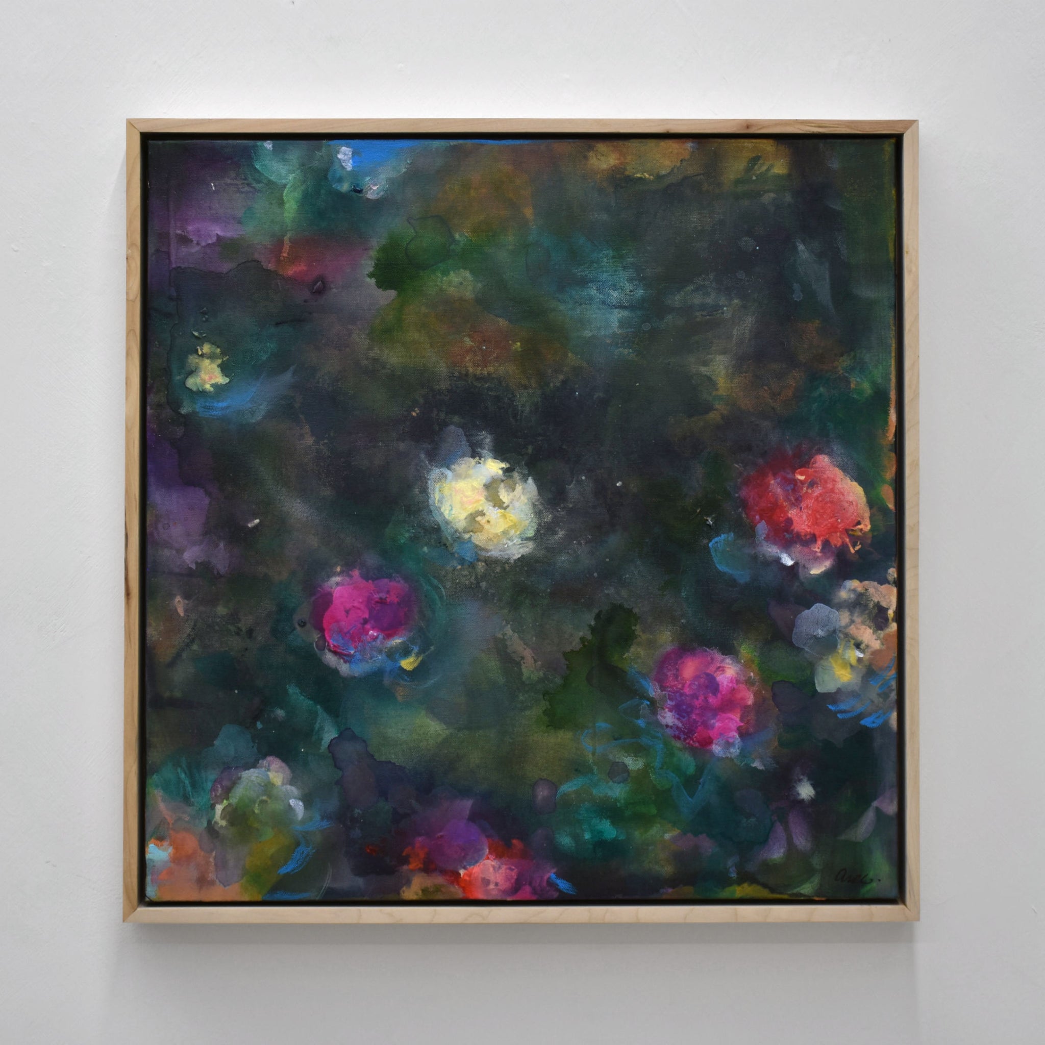 Une composition florale d’Amélie Grooscors, avec des fleurs jaunes et roses sur un fond verdoyant.