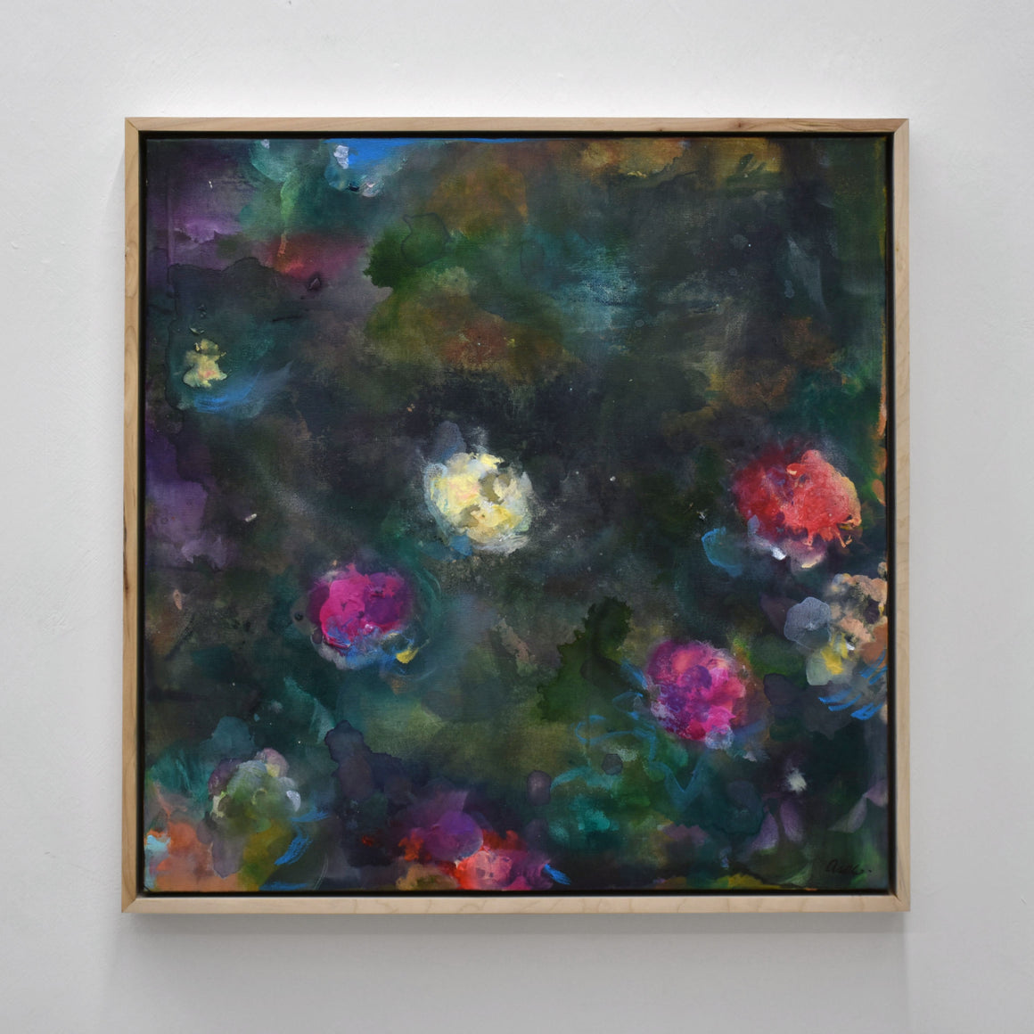 Une composition florale d’Amélie Grooscors, avec des fleurs jaunes et roses sur un fond verdoyant.