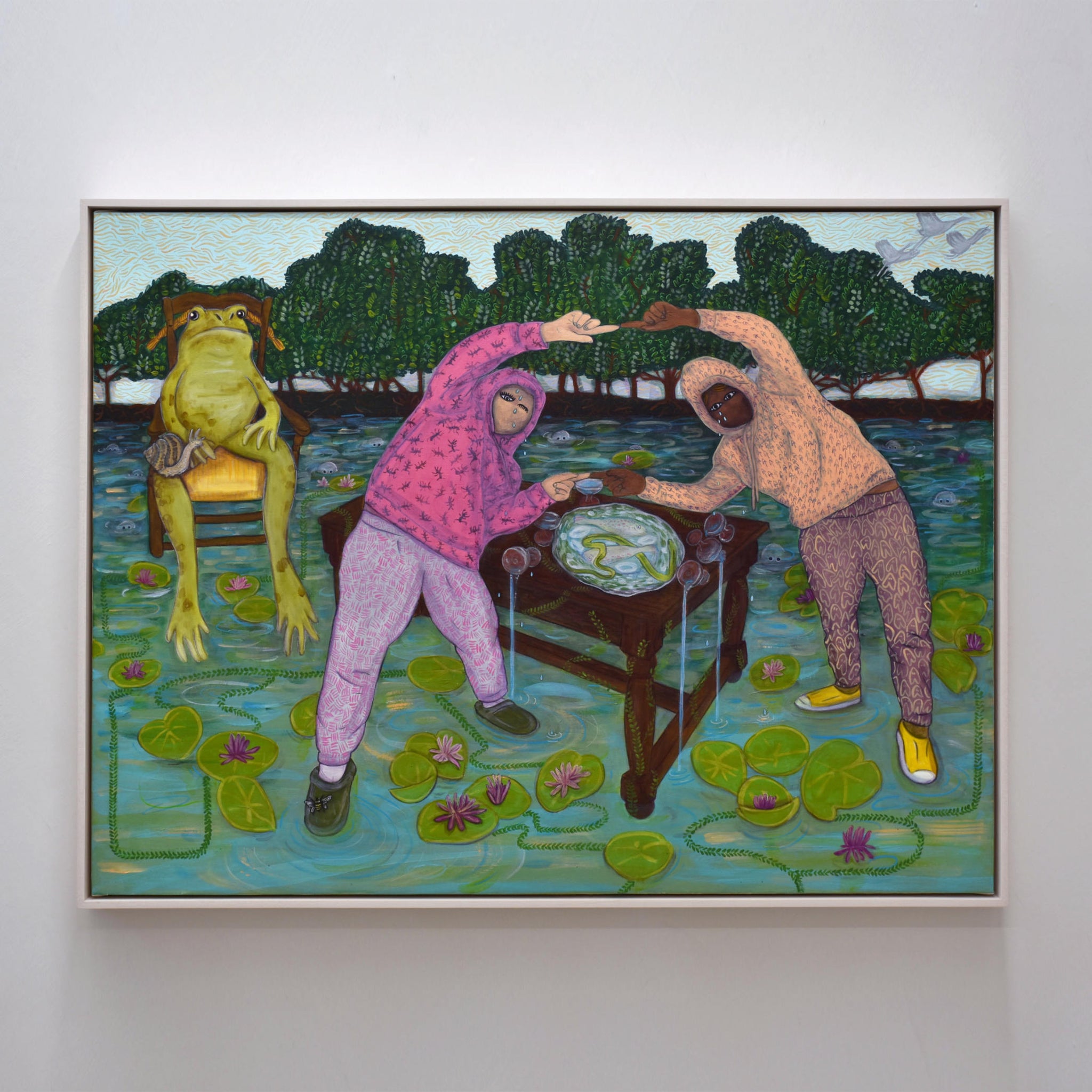 Tableau unique de 30” x 40” de Fanny Mesnard. Une grenouille géante, assise sur une chaise avec un escargot, observe deux personnages pleurer.