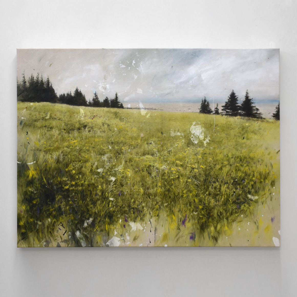 Un tableau verdoyant de Chloé Giroux-Bertrand présenté dans le cadre de son exposition solo « Champs narratif ».