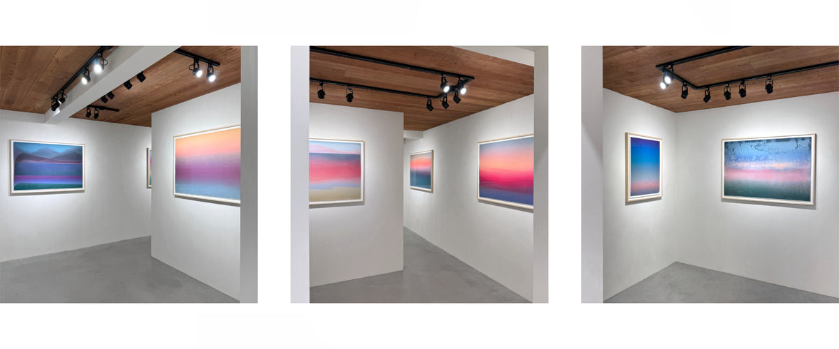 Jason Cantoro crée des paysages aux abords de l’abstraction qui, empreints de lumière, deviennent des points de rencontre entre regard intérieur et dialogue humain, invitant chacun à s’y projeter et à y reconnaître un fragment de soi.