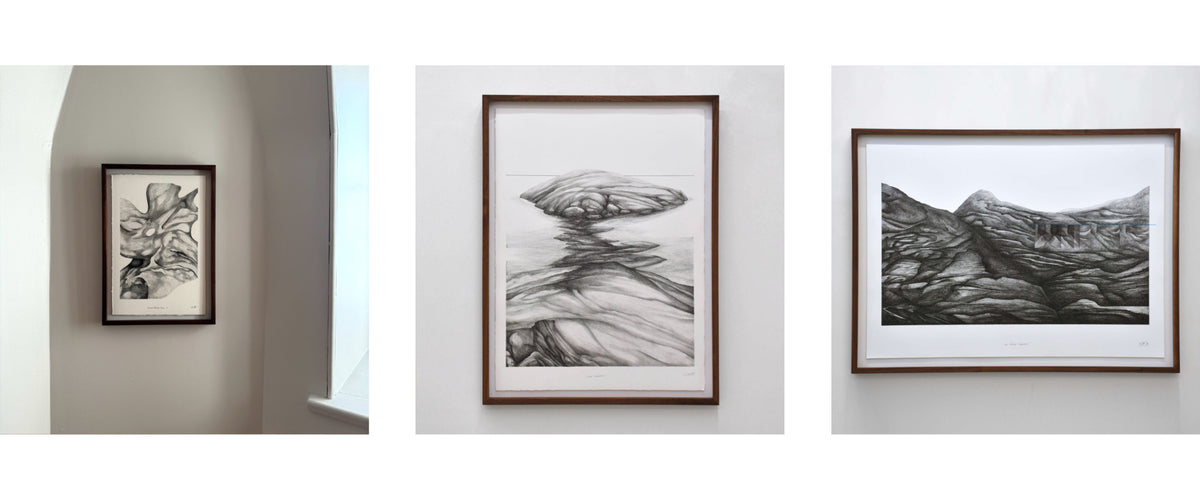 Elisabeth Gravel explore, par le dessin à l’encre noire, des paysages sensibles et contemplatifs à la croisée de la mémoire et de l’imaginaire, où les grands espaces deviennent territoires intimes et réinventés, ancrés dans le silence du papier et la précision du geste.