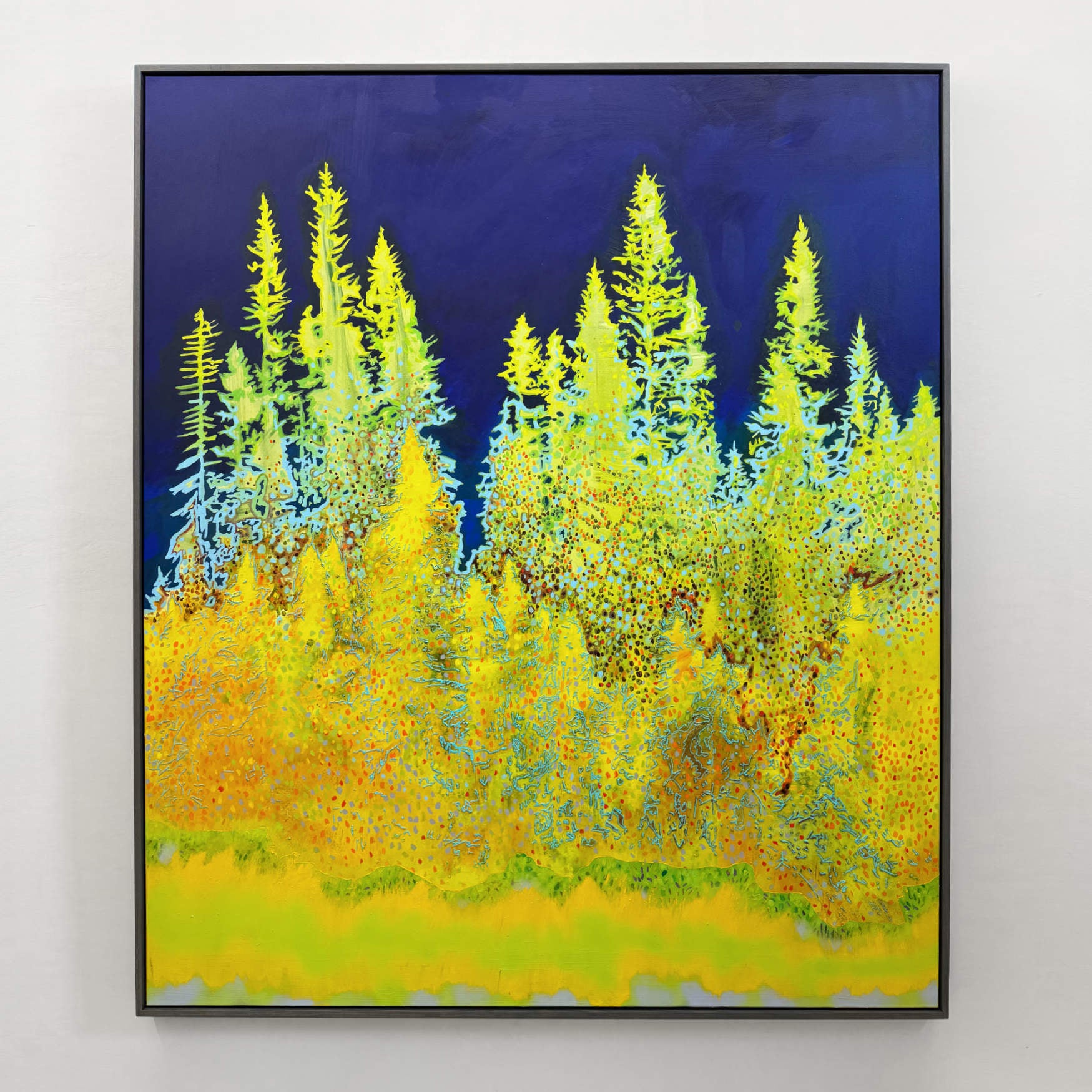 Très grand format de Josiane Lanthier. Des sapins jaunes de lumière sur un fond de ciel bleu outremer.