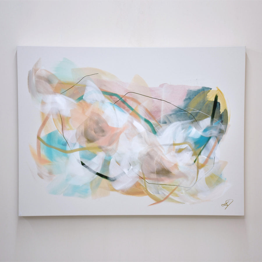 Yesterday, par Lysa Jordam. Tableau abstrait de format horizontal, 36” x 48”, 2023. Nuances de turquoise et de rose pâle avec traits dorés.