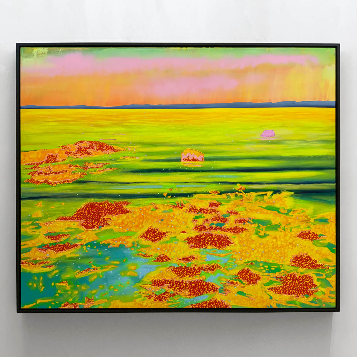 Moment paisible lors d’une aurore électrique de chaleur, par Josiane Lanthier. Très grand format d’un tableau vert fluo, avec des algues et une marée basse.