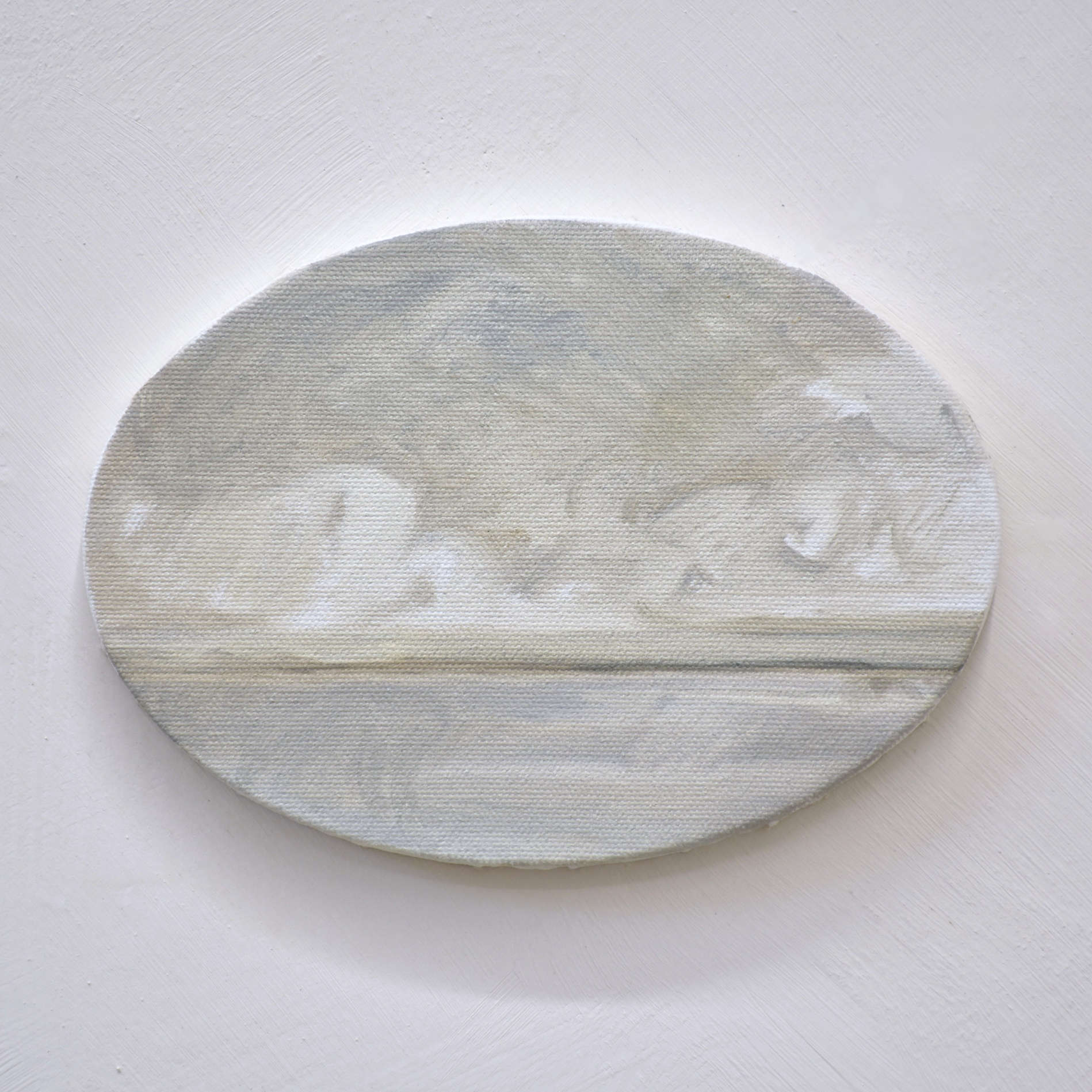 Fleuve de la fenêtre, par Vanessa Locatelli. Tableau de forme ovale peint à l’huile, 5” x 7”, 2024. Étude de nuages sur le fleuve brumeux.