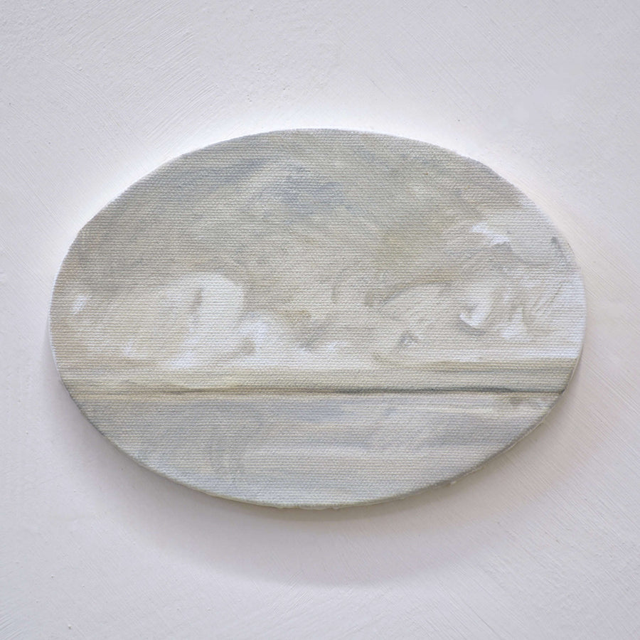 Fleuve de la fenêtre, par Vanessa Locatelli. Tableau de forme ovale peint à l’huile, 5” x 7”, 2024. Étude de nuages sur le fleuve brumeux.