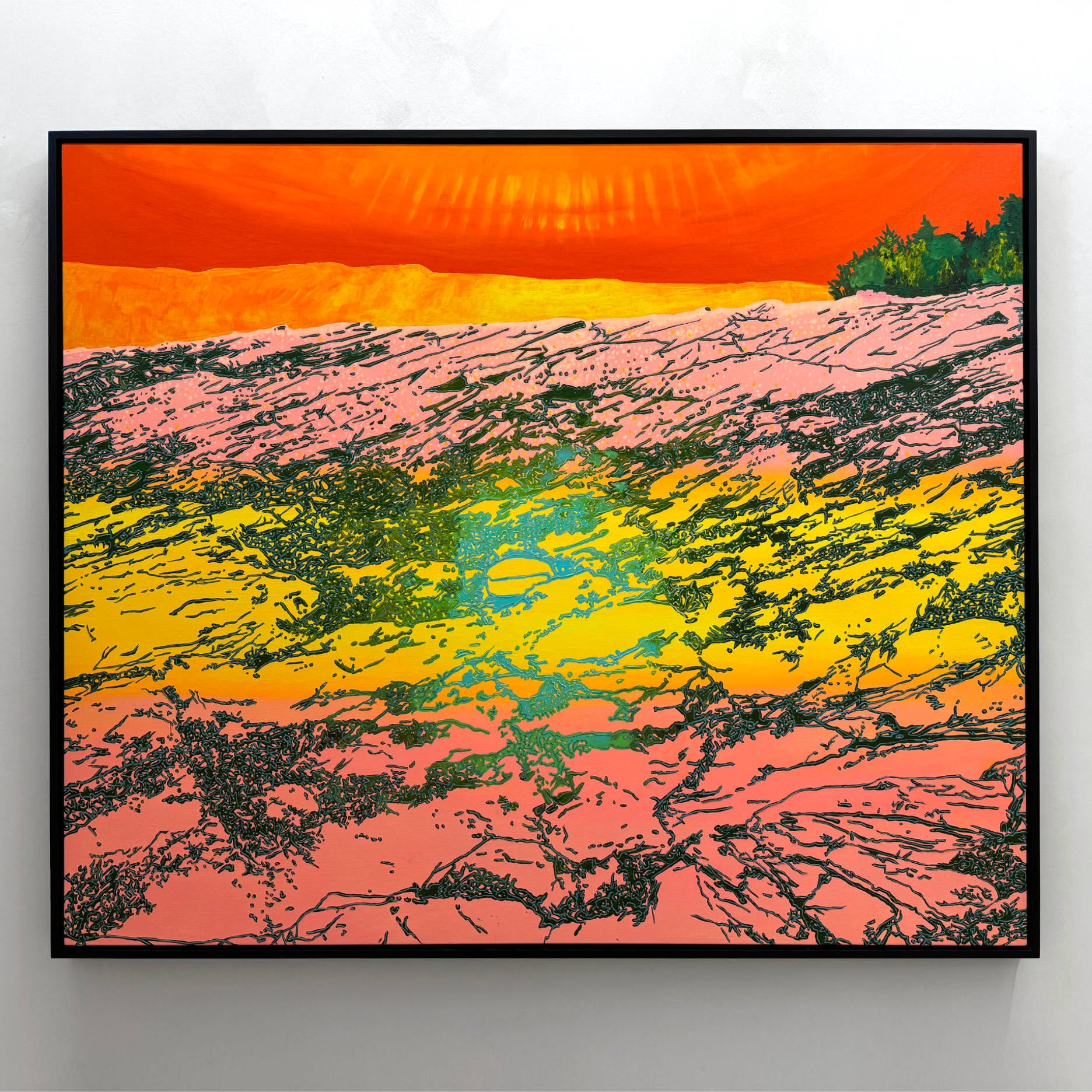 Le point névralgique turquoise de Josiane Lanthier. Très grand tableau horizontal d’un paysage de bord de fleuve rose et orangé. Cadre noir par François Simard.