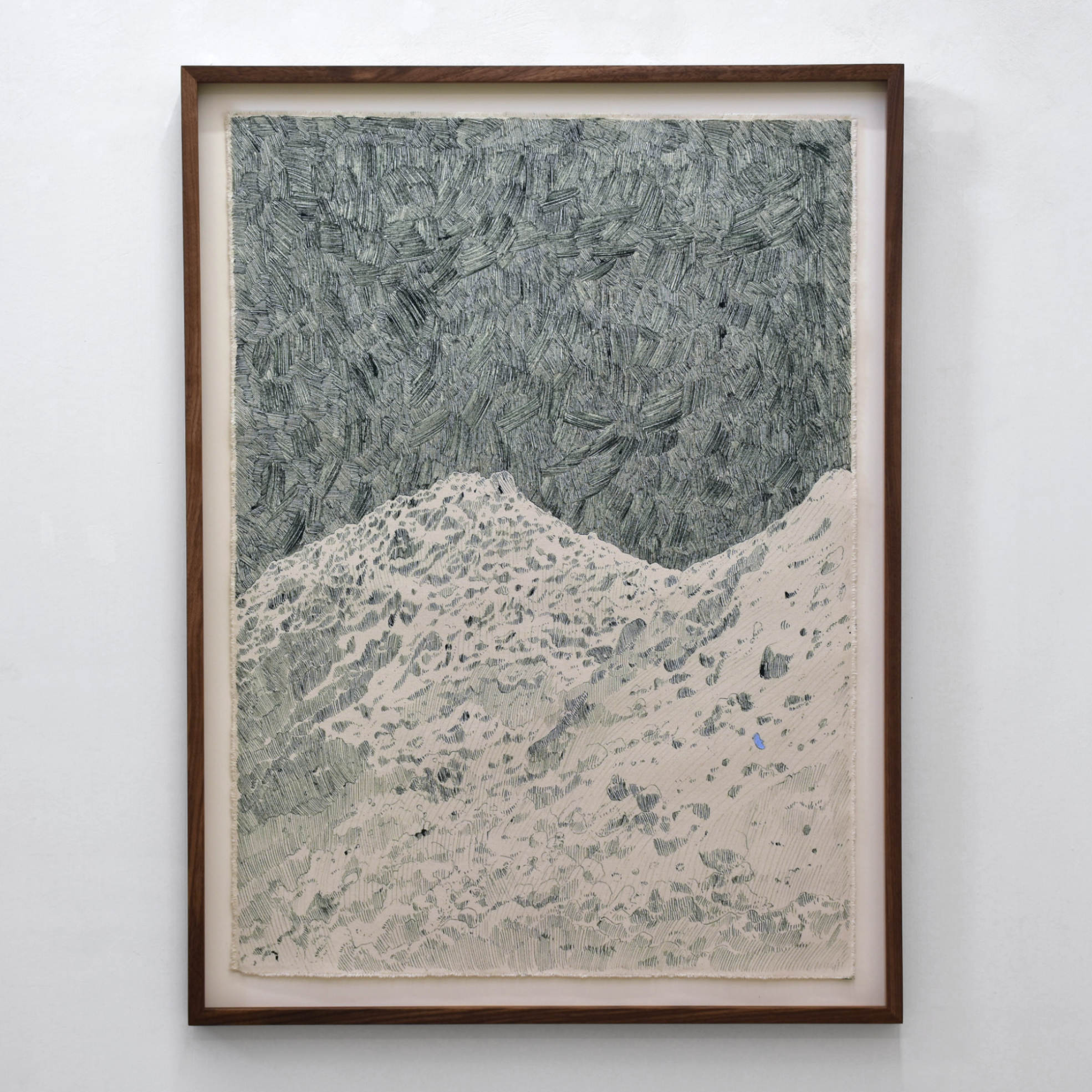 Neige/Constellation I de Karine Locatelli. Encre verte sur toile naturelle, cadre en noyer. Montagne de neige dans la nuit. Grand format vertical.